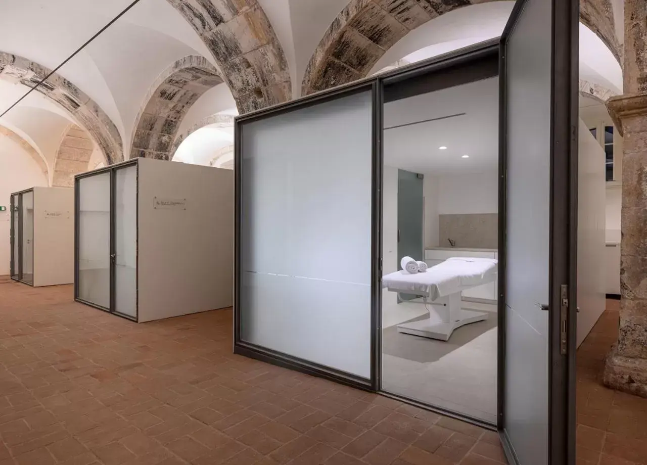 Property building, Bathroom in Montebelo Mosteiro de Alcobaça Historic Hotel