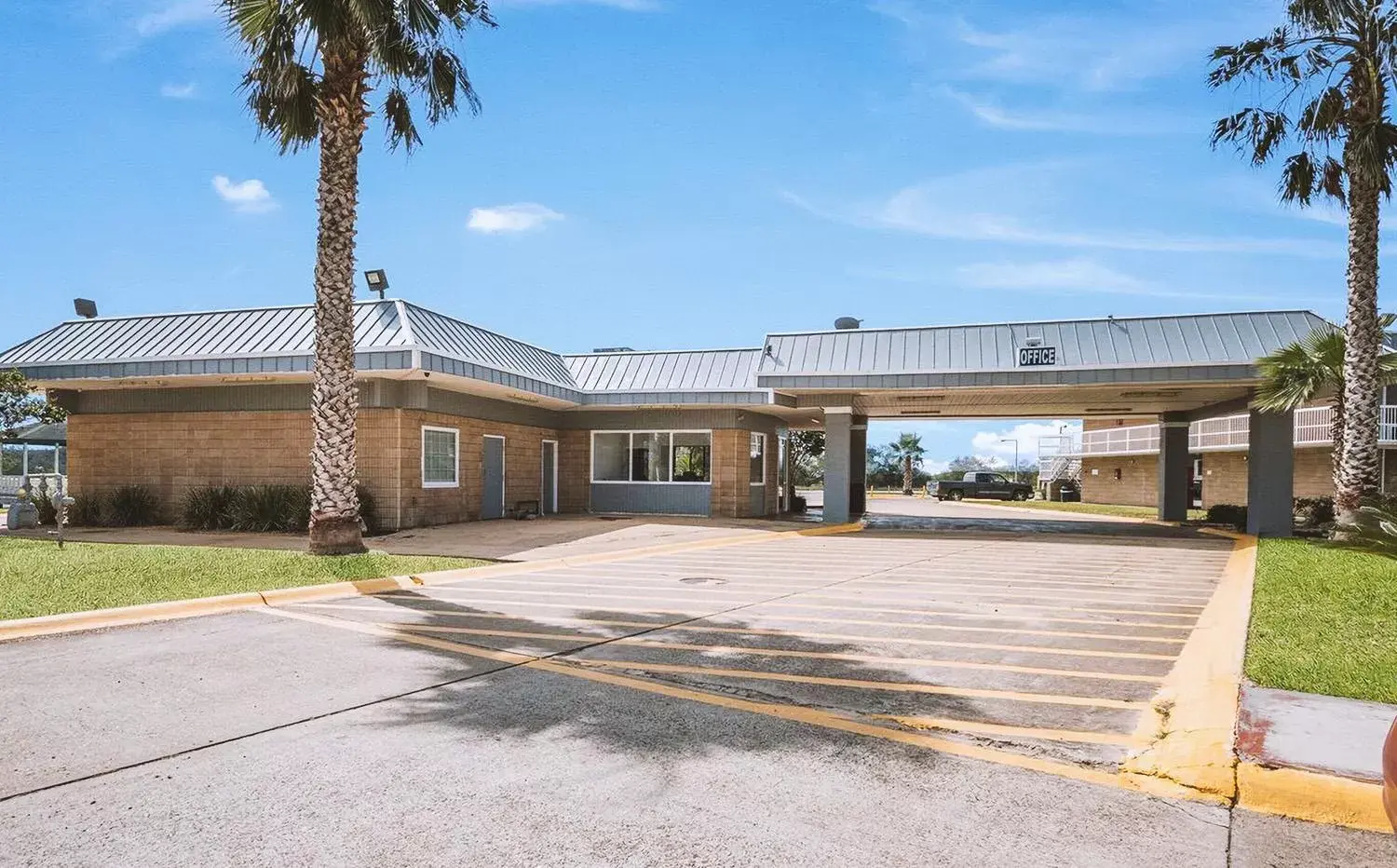 Property building in Sky Palace Inn & Suites By Jasper Beeville Property building in Sky Palace Inn & Suites By Jasper Beeville