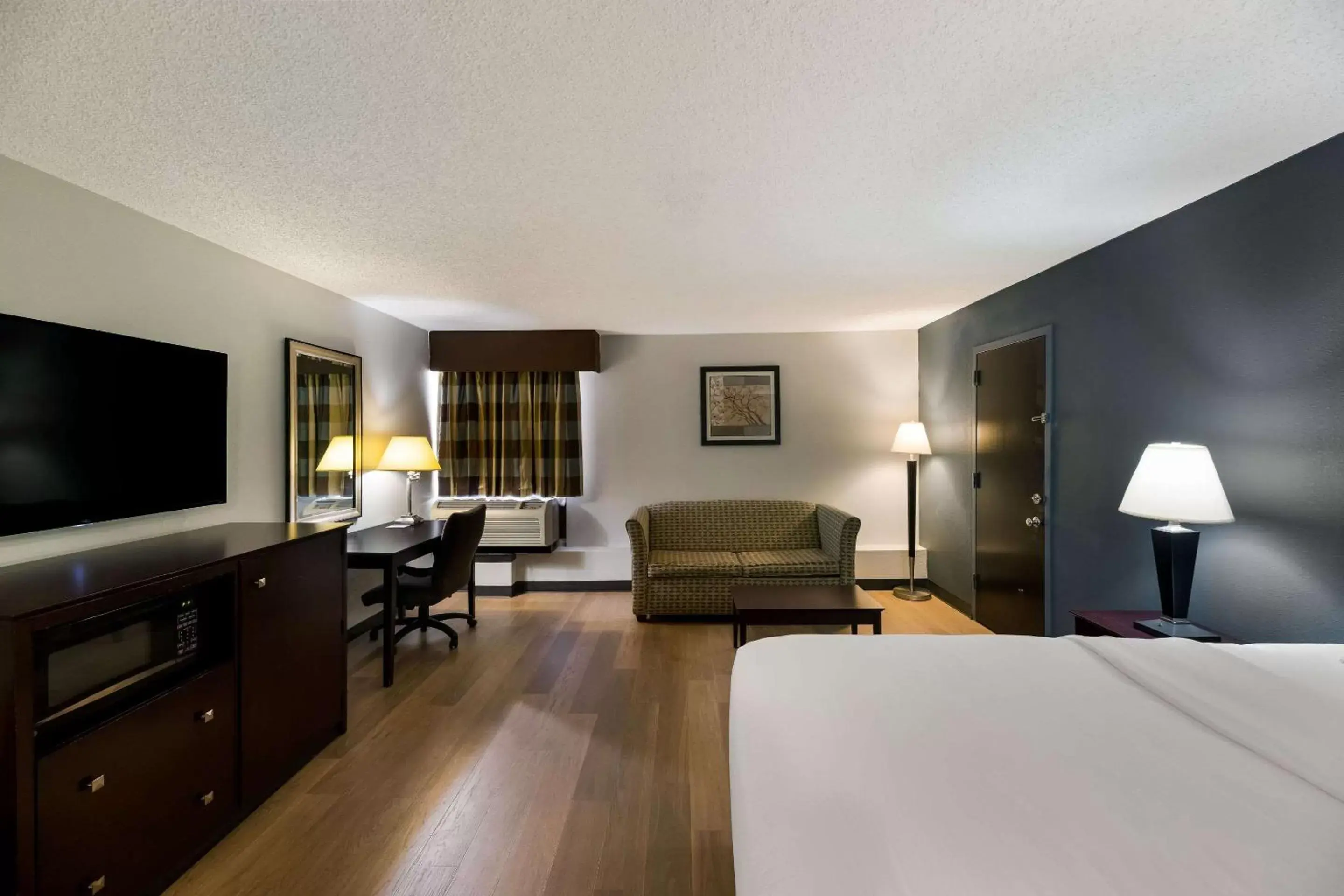 Bedroom, TV/Entertainment Center in Clarion Hotel San Angelo near Convention Center