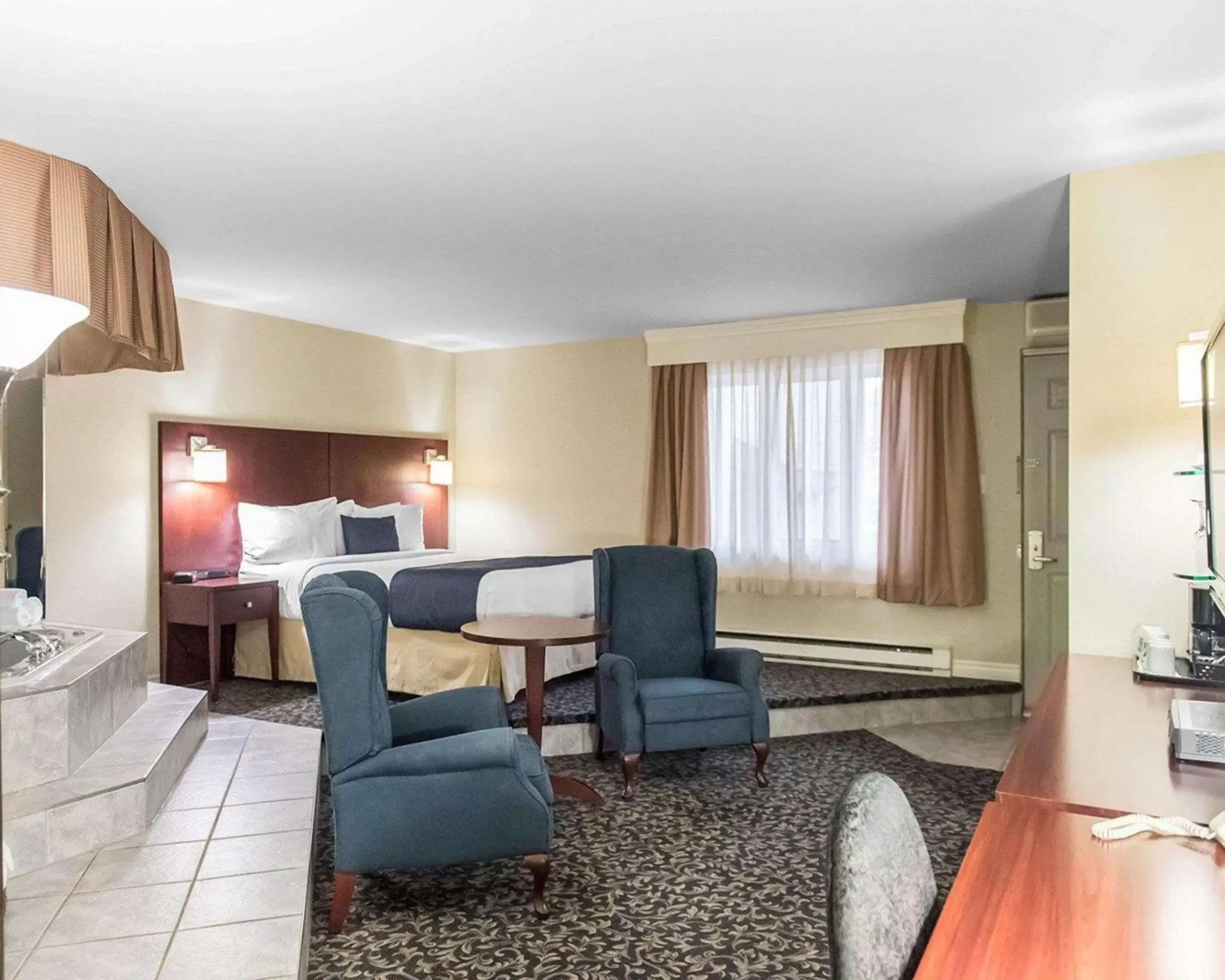 Photo of the whole room, Seating Area in Quality Inn Mont-Laurier