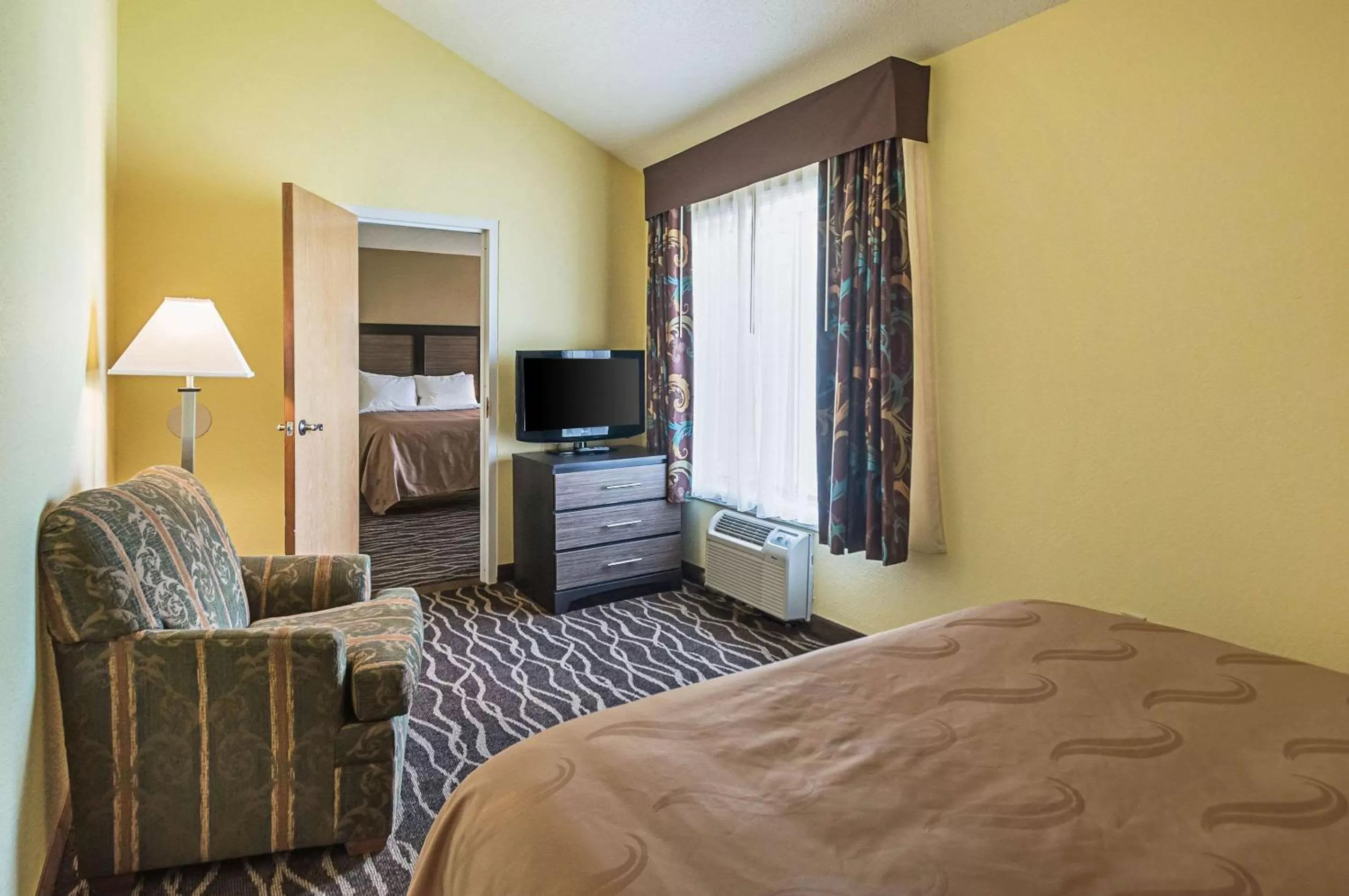 Photo of the whole room, Bed in Quality Inn & Suites Frostburg-Cumberland
