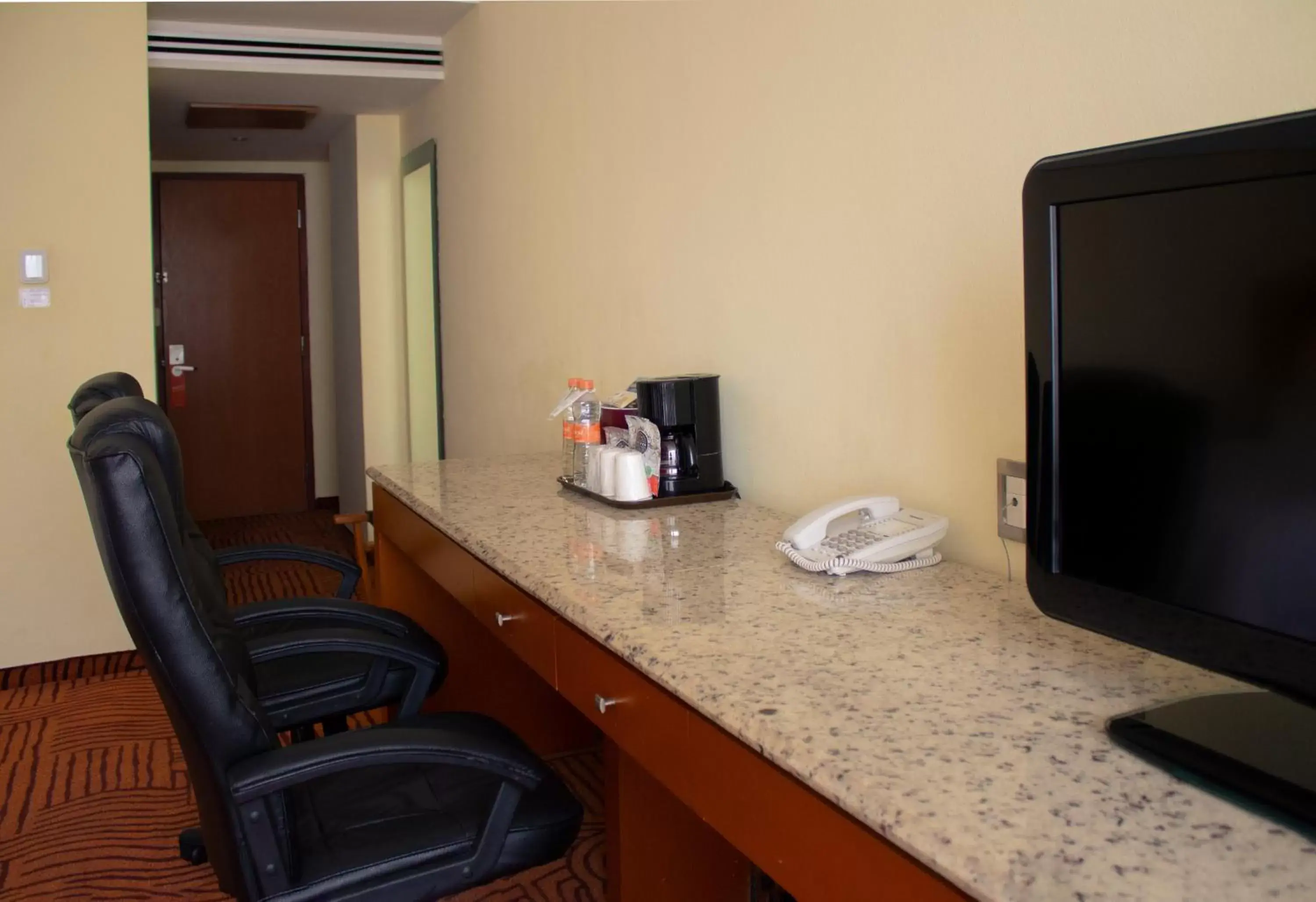 Coffee/tea facilities, TV/Entertainment Center in Holiday Inn Puebla Finsa, an IHG Hotel