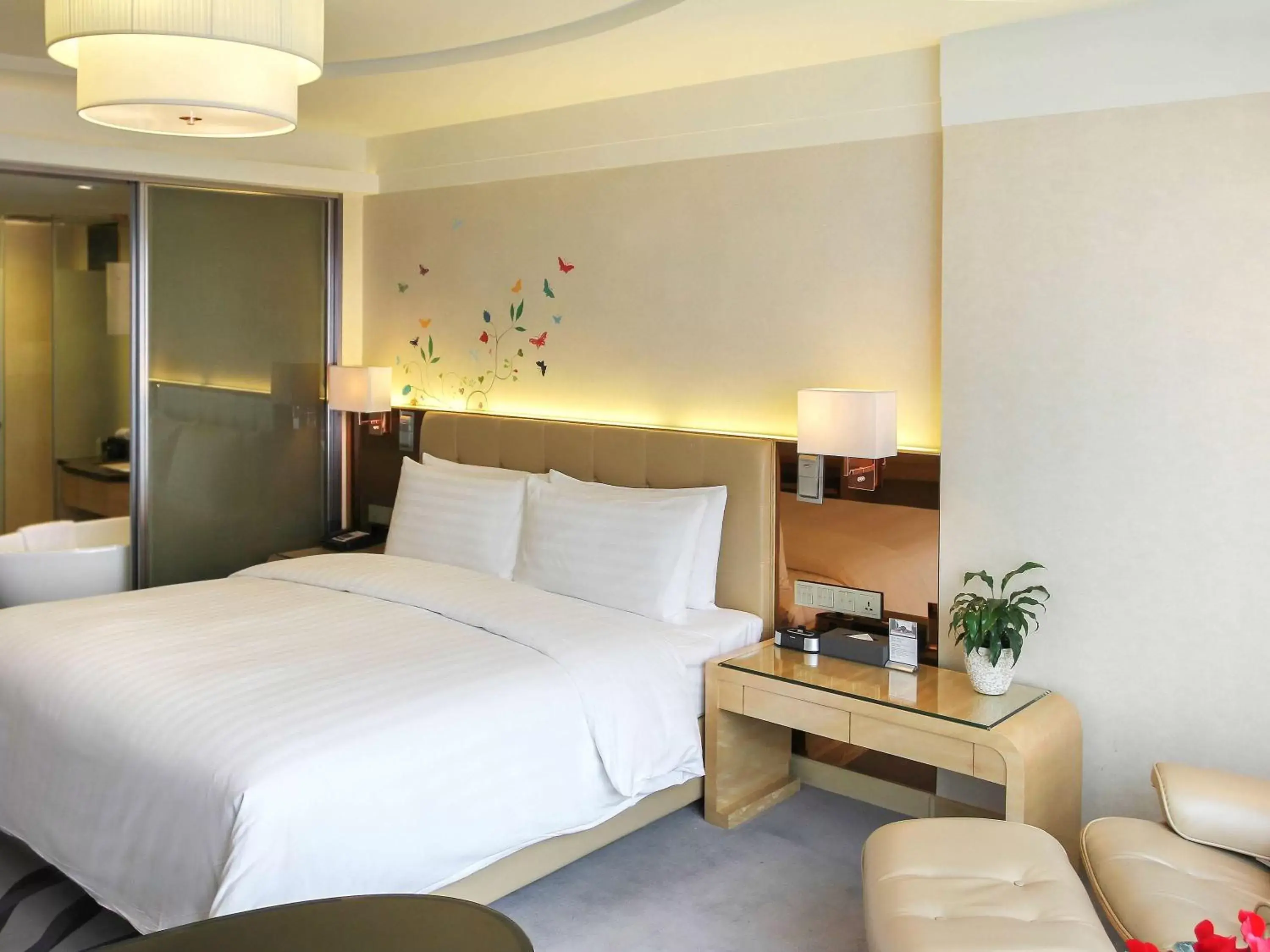 Photo of the whole room, Bed in Pullman Linyi Lushang