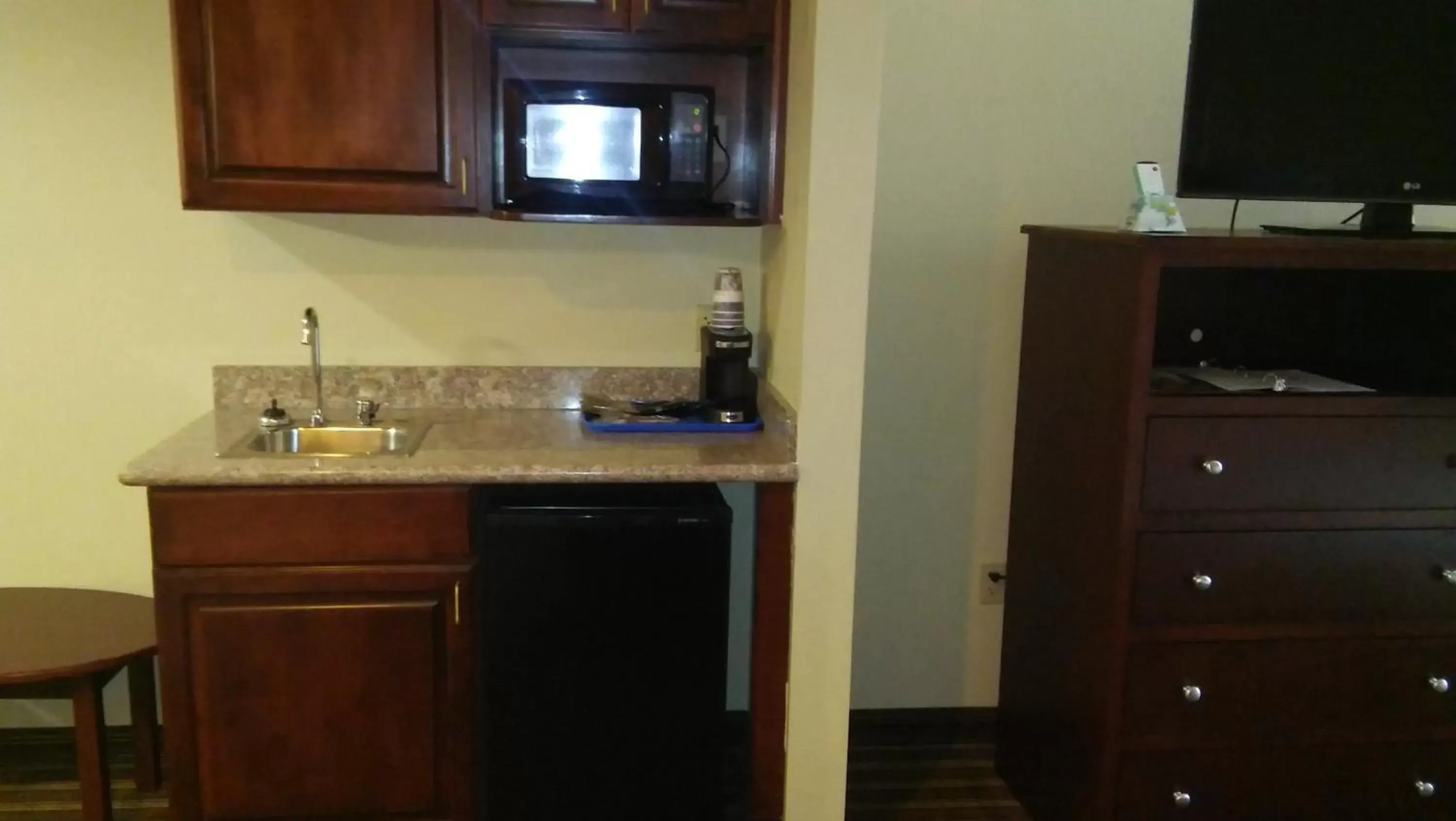 Coffee/tea facilities, TV/Entertainment Center in Best Western Plus Springfield Airport Inn