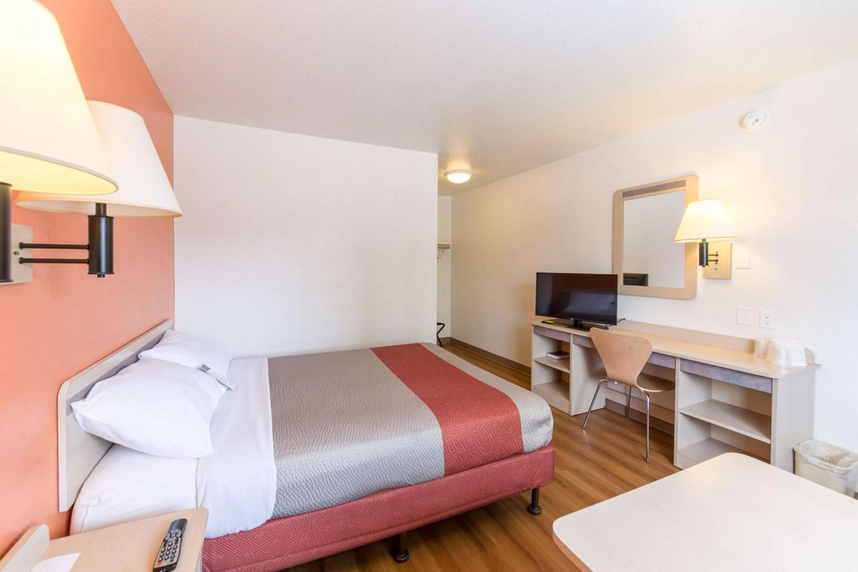 Photo of the whole room, Bed in Motel 6-Klamath Falls, OR