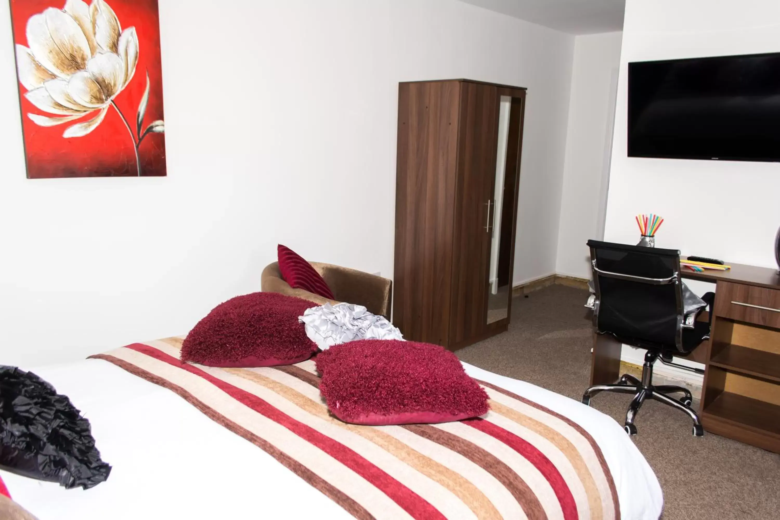 Photo of the whole room, Bed in Trivelles Mayfair,stockport