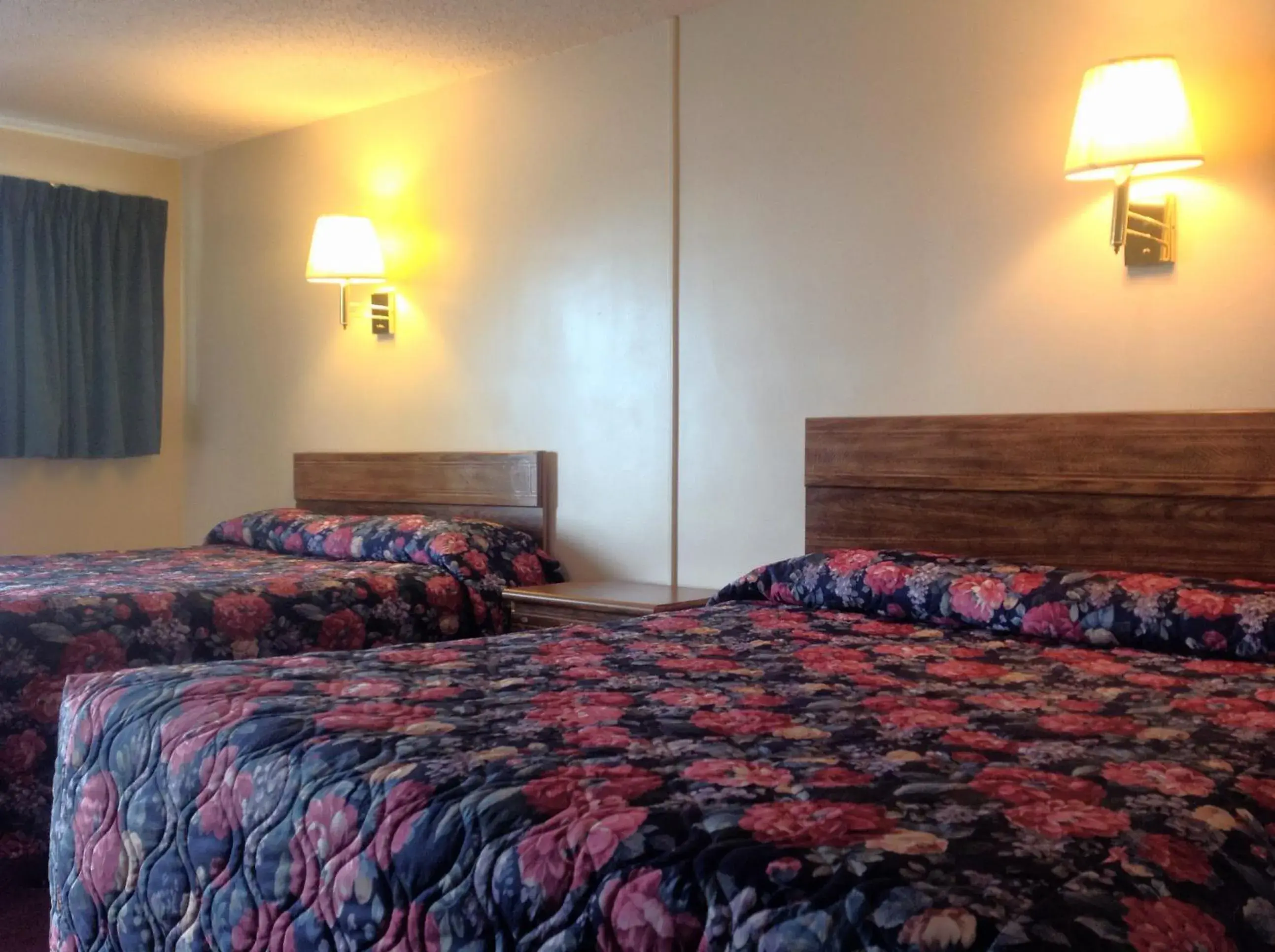 Bedroom, Bed in Swiss Cottage Inn