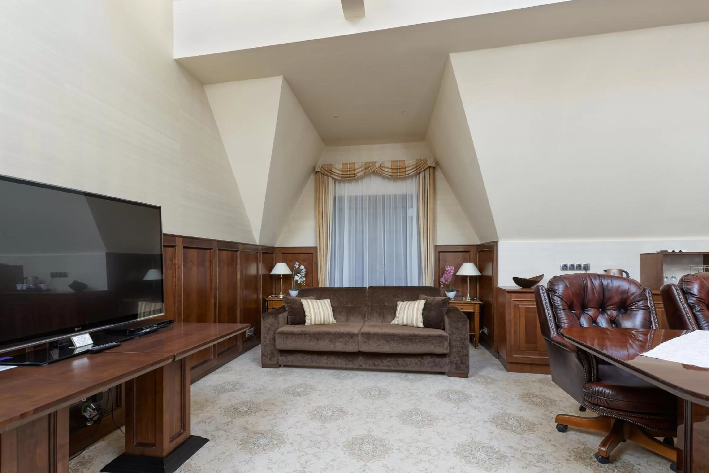 TV and multimedia in Hotel Romance