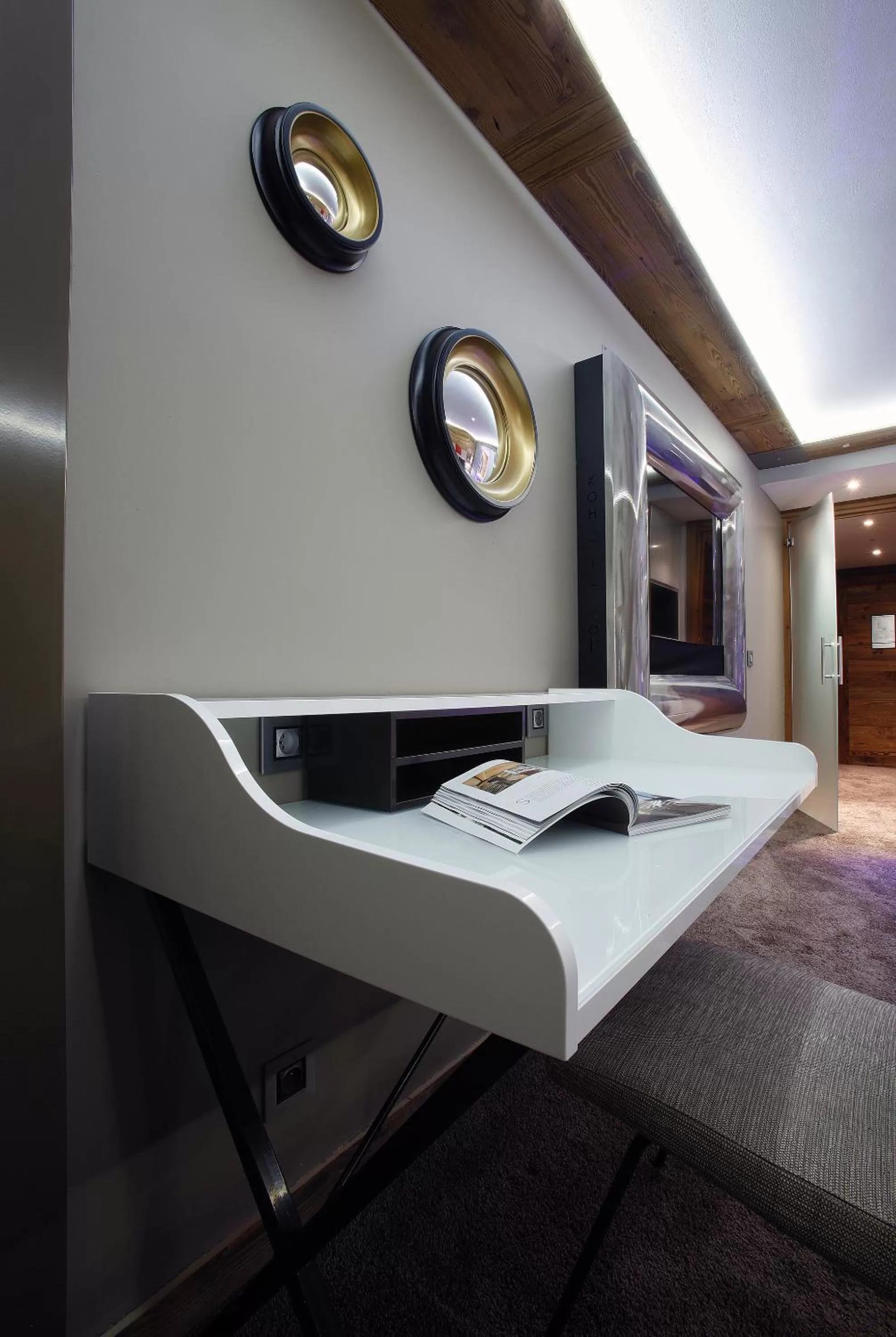 Decorative detail in Hôtel Koh-I Nor by Les Etincelles