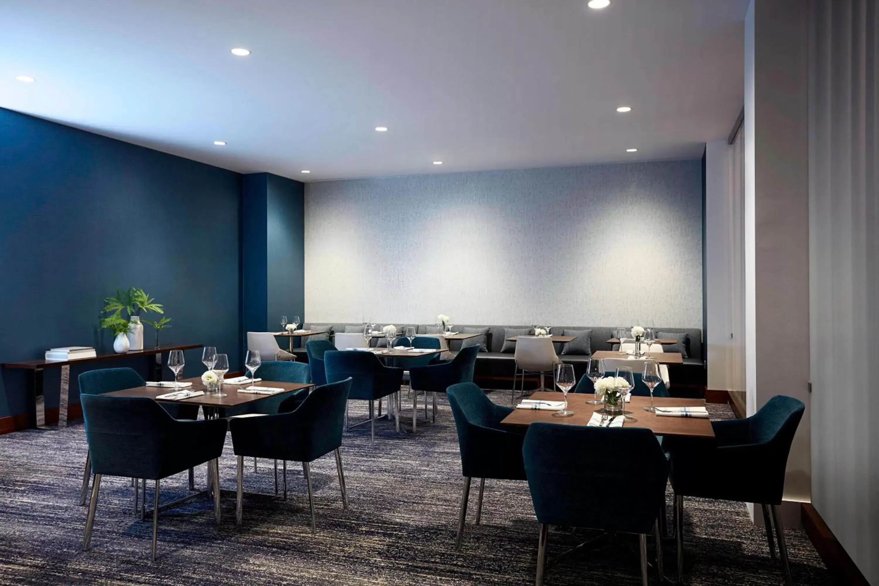 Lounge or bar, Restaurant/Places to Eat in Long Island Marriott Hotel