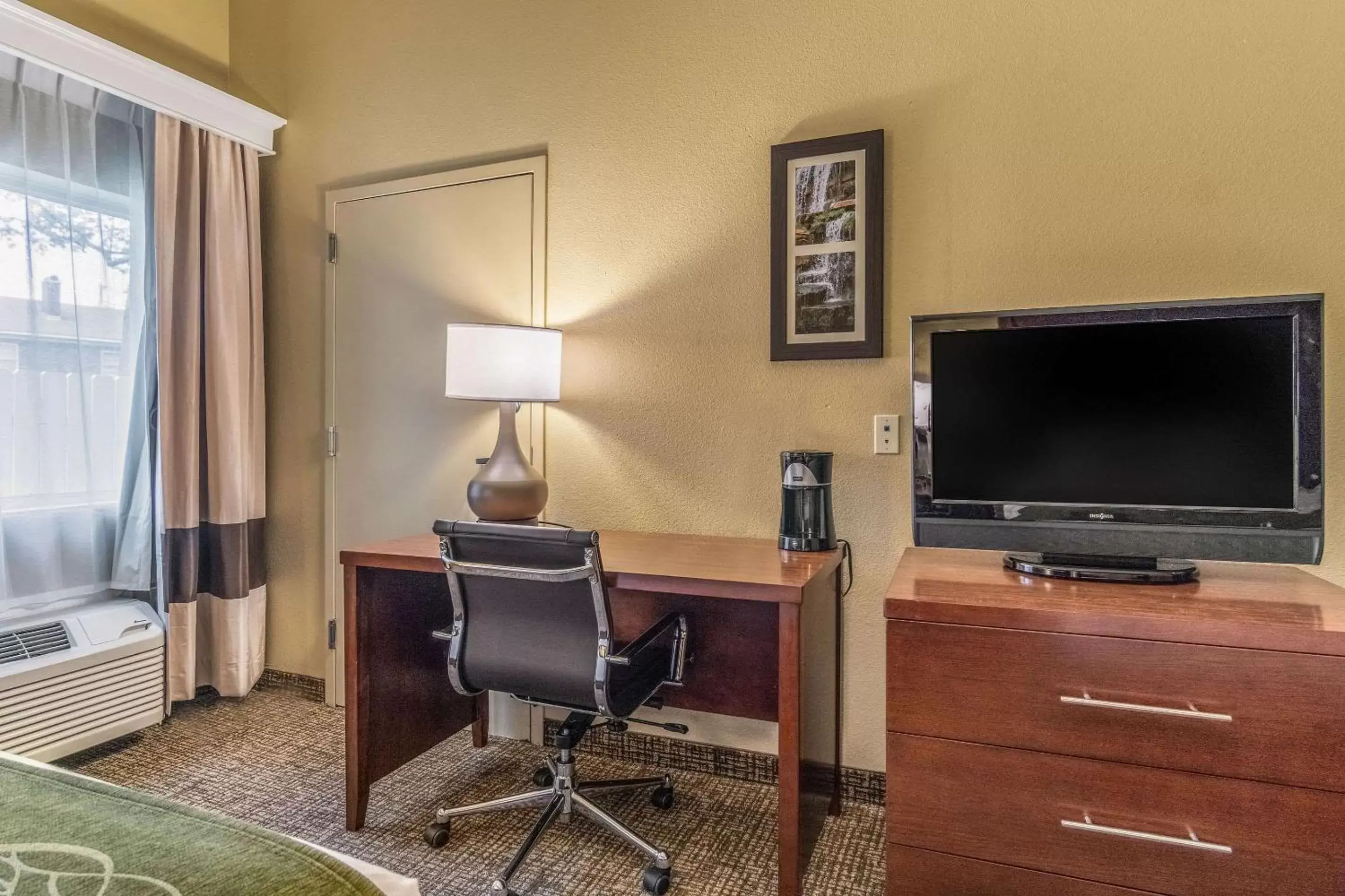 Photo of the whole room, TV/Entertainment Center in Comfort Inn and Suites - Tuscumbia/Muscle Shoals