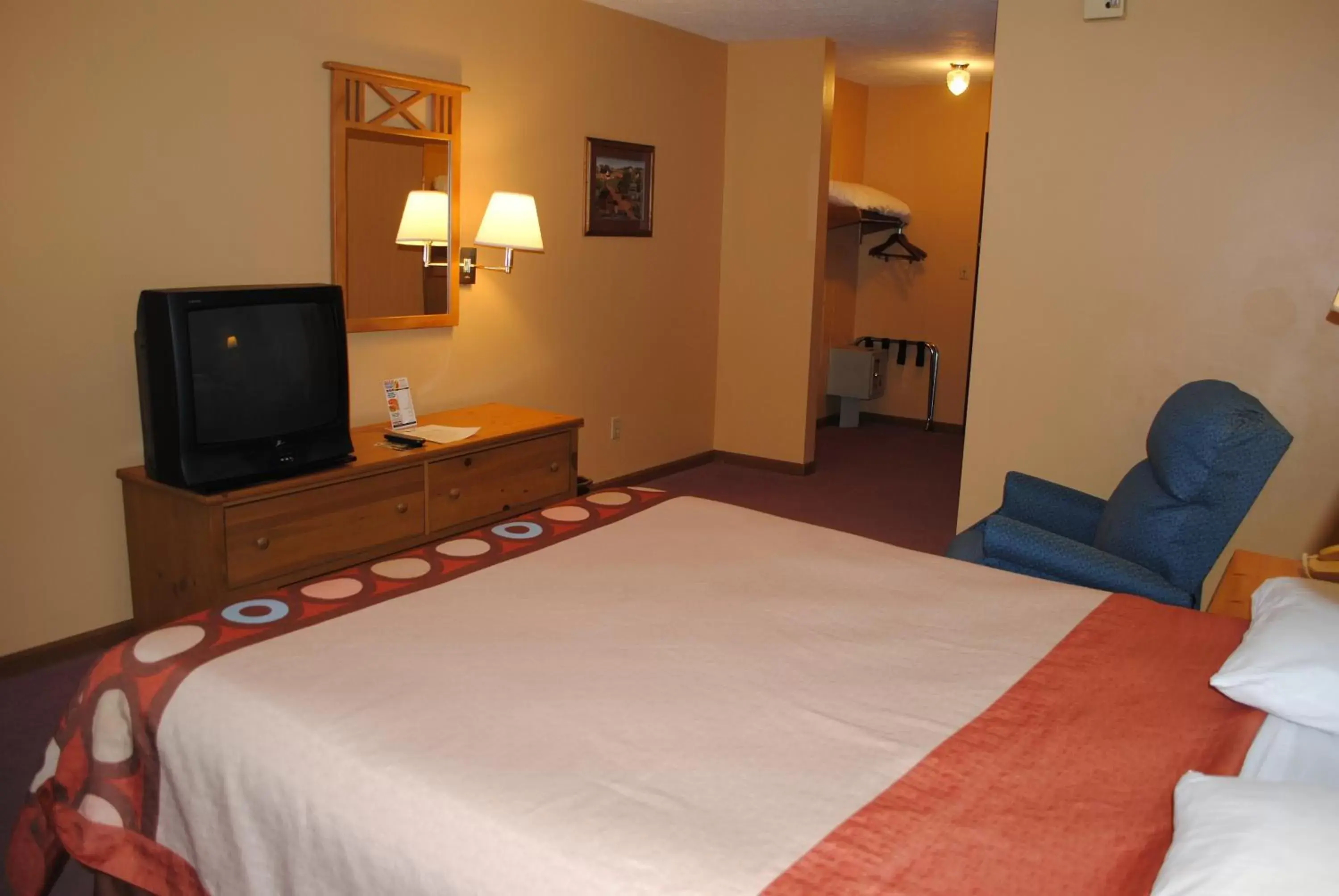 Bedroom, Bed in Super 8 by Wyndham Shipshewana