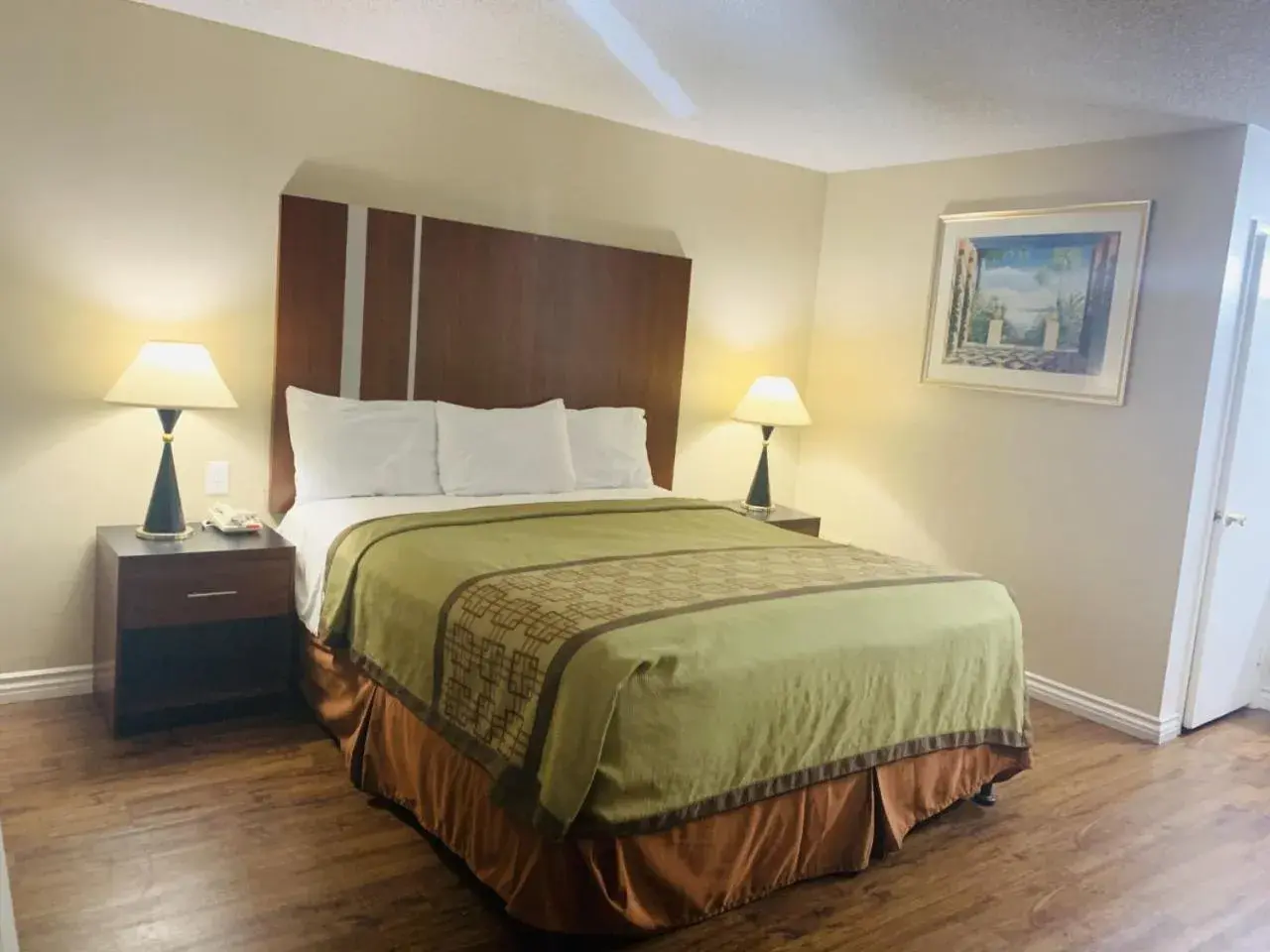 Bed in Riverside Inn & Suites