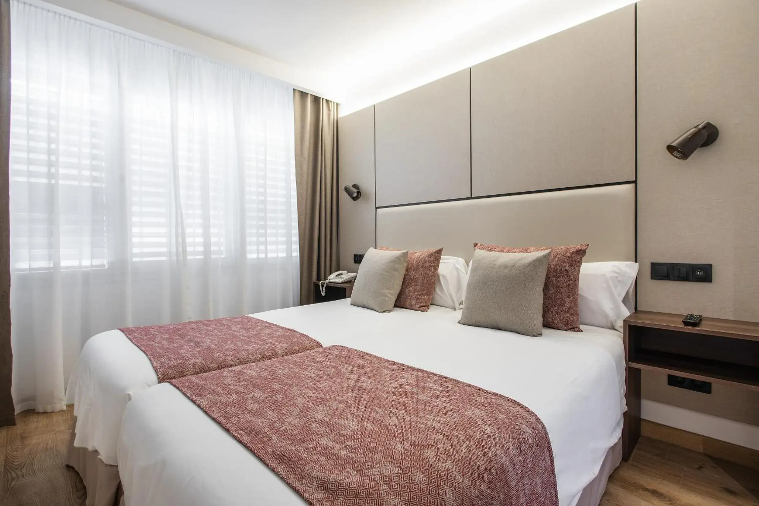 Bedroom, Bed in Pierre & Vacances Apartamentos Edificio Eurobuilding 2