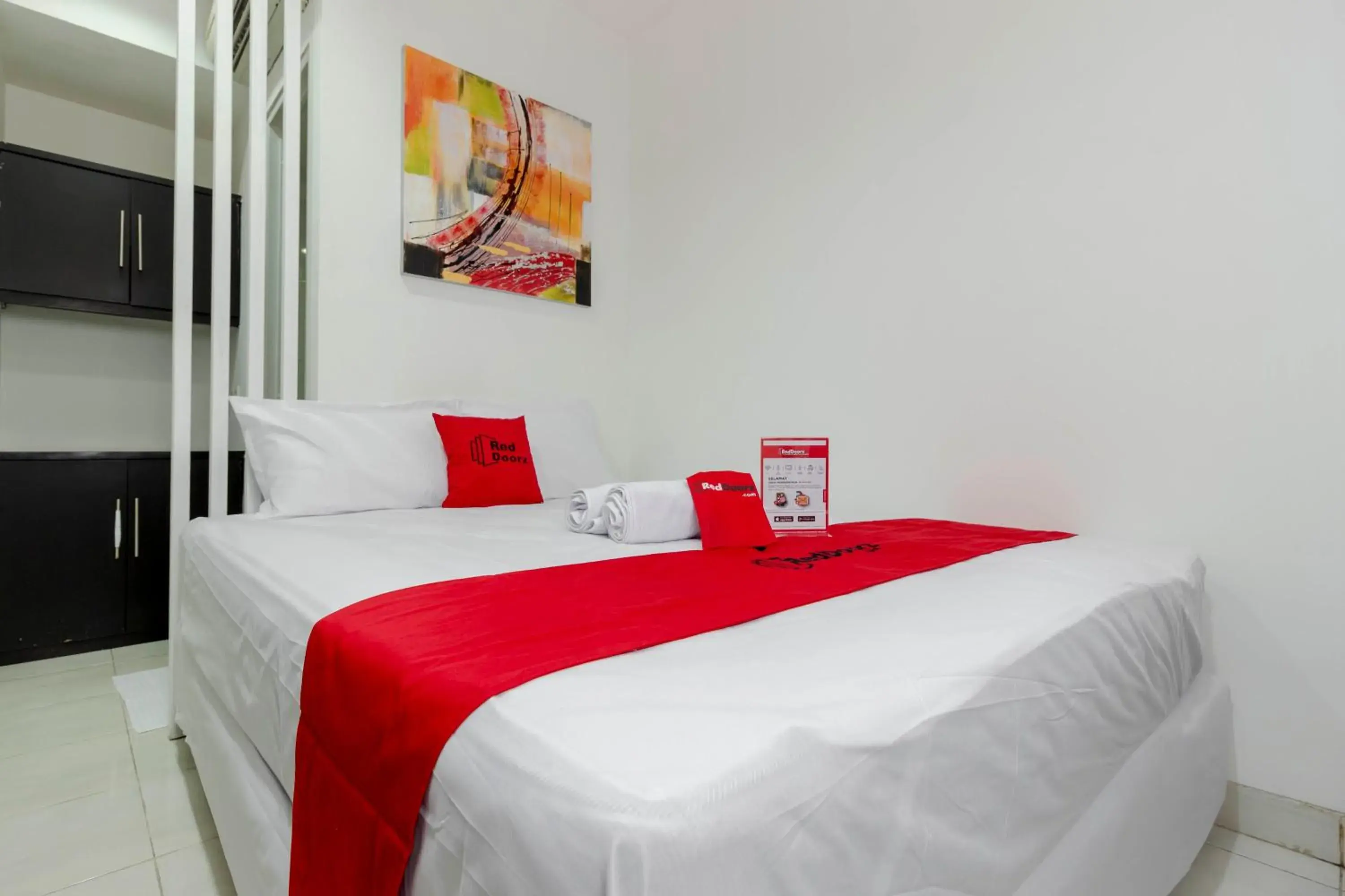 Bedroom, Bed in RedDoorz Plus @ Pasar Baru
