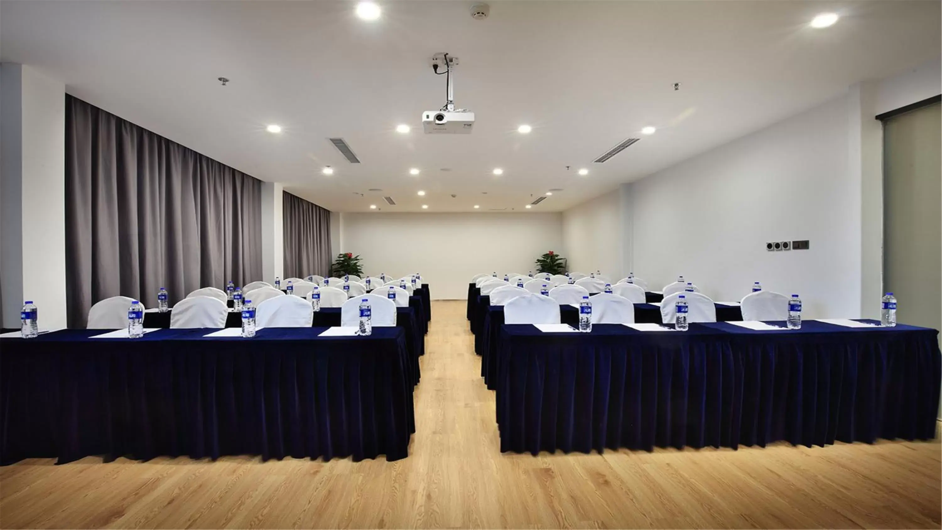 Meeting/conference room in Holiday Inn Express Guilin City Center, an IHG Hotel