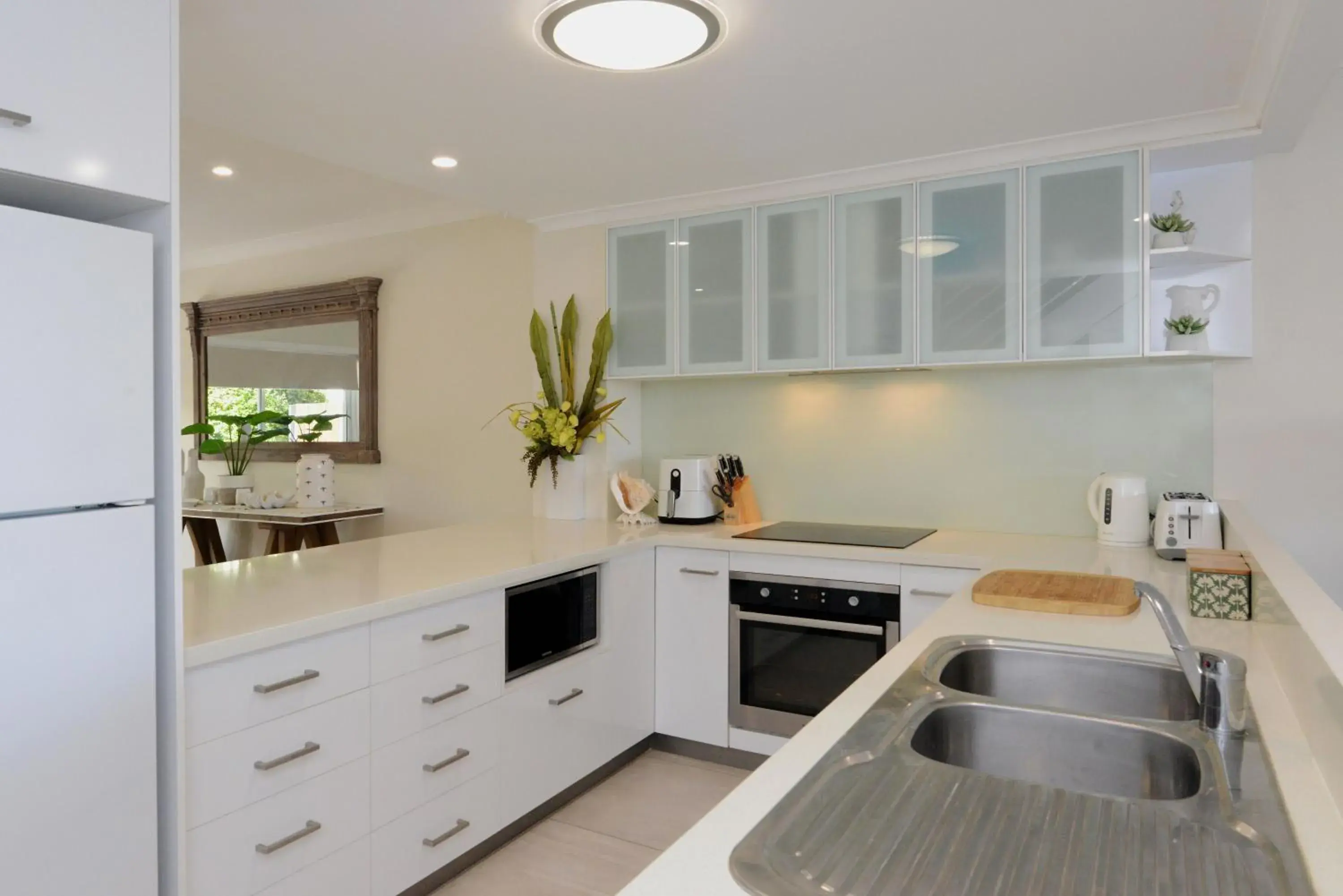 Kitchen/Kitchenette in Noosa Entrance Waterfront Resort