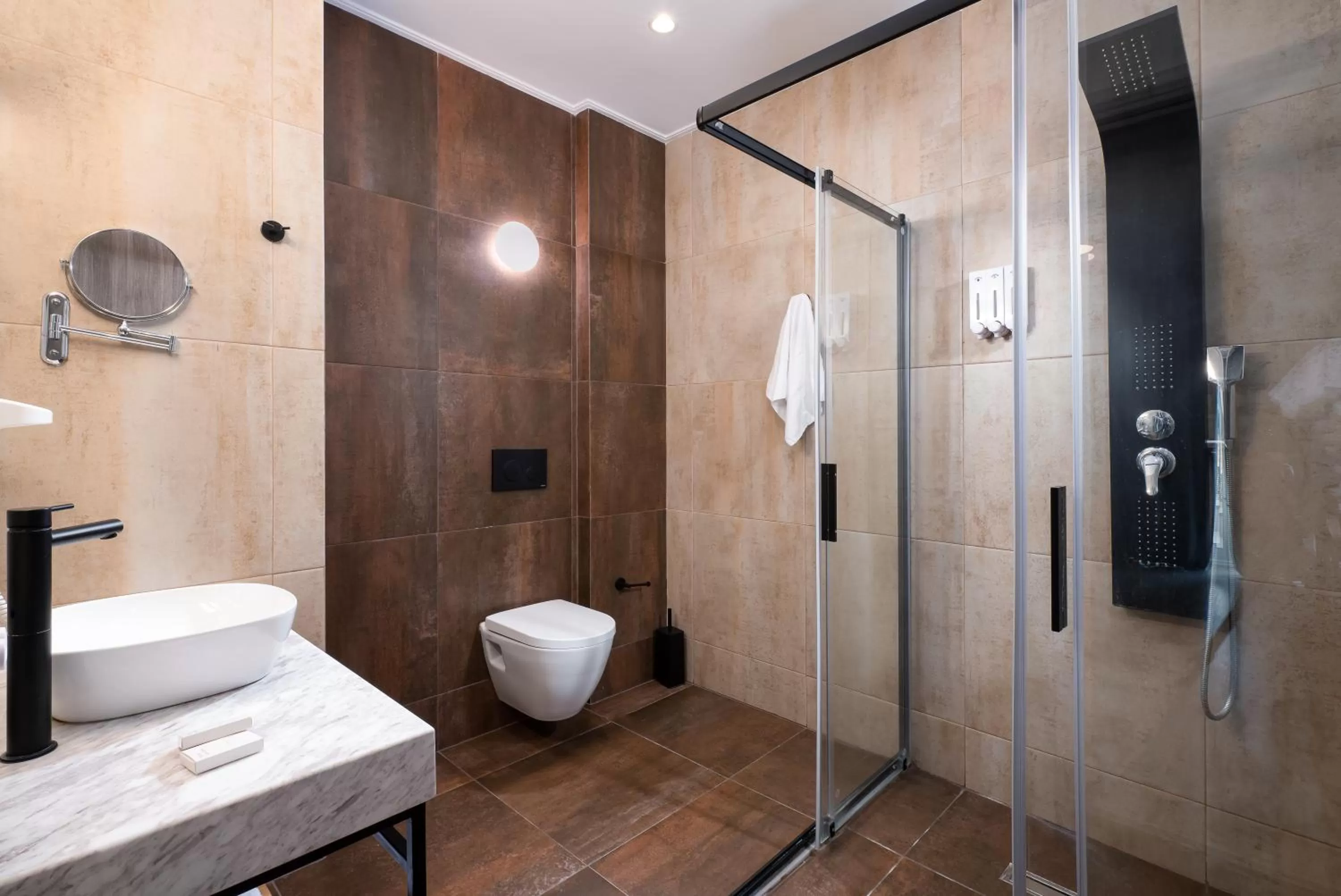 Toilet in Enattica Suites