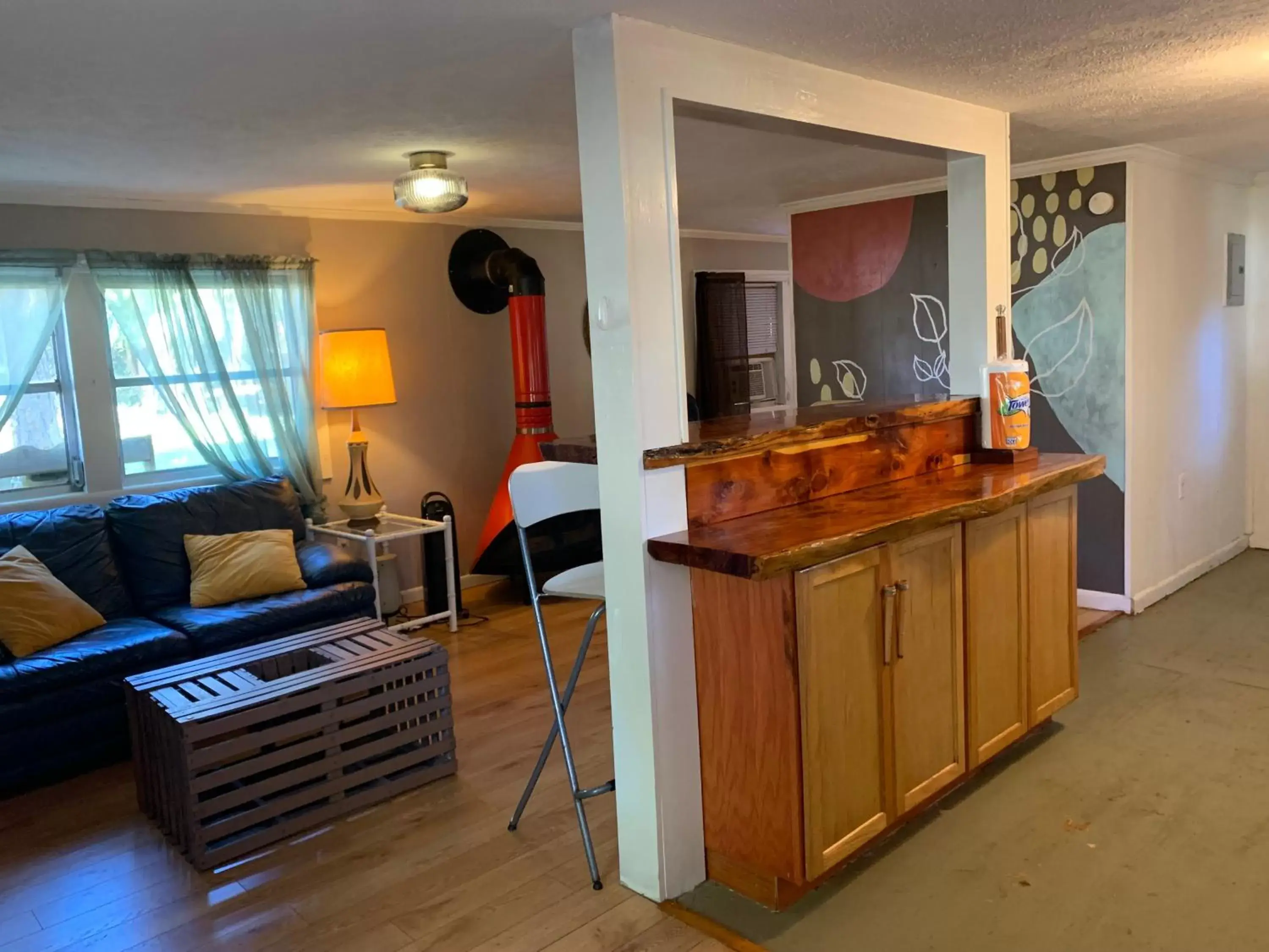 Living room, Kitchen/Kitchenette in Nature Coast Inn & Cottages