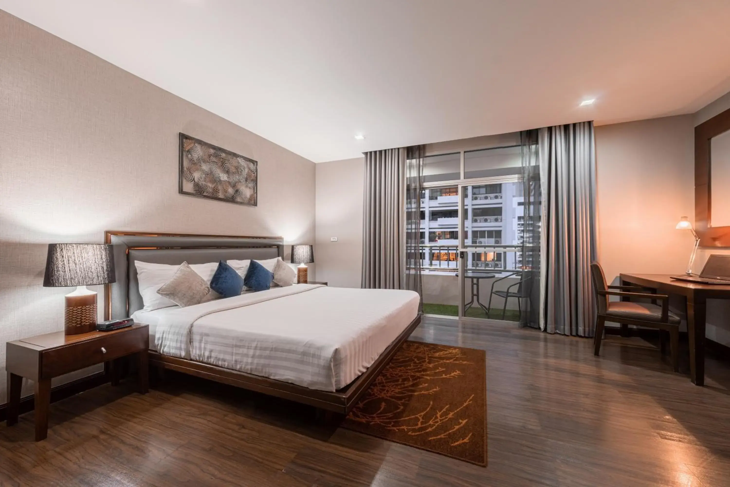 Bed in Grand Mercure Bangkok Asoke Residence