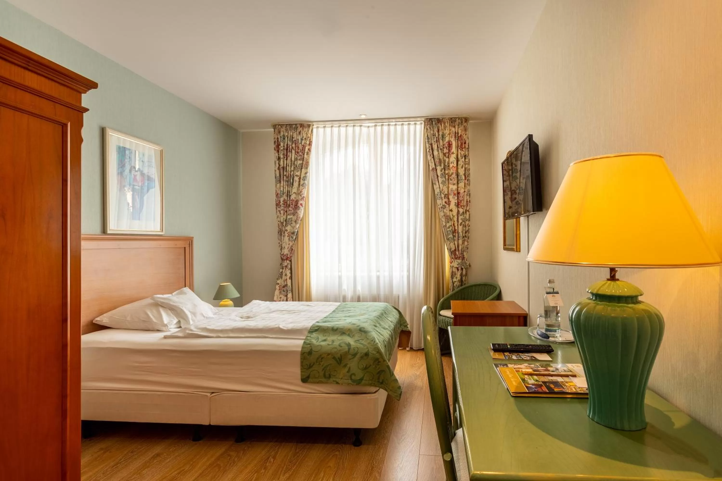 Photo of the whole room, Bed in Hotel Am Mühlenteich