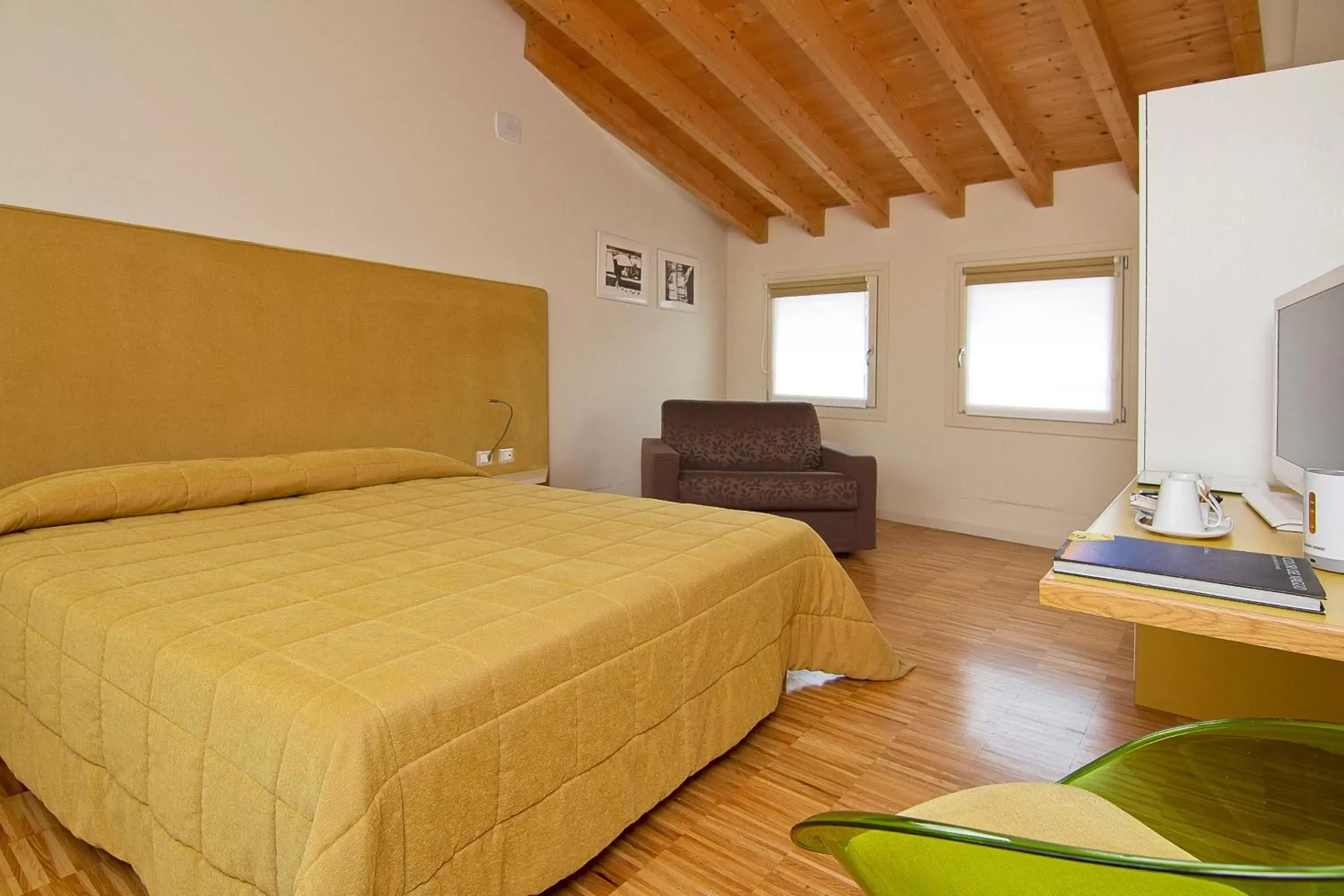 Photo of the whole room, Bed in Stile Libero