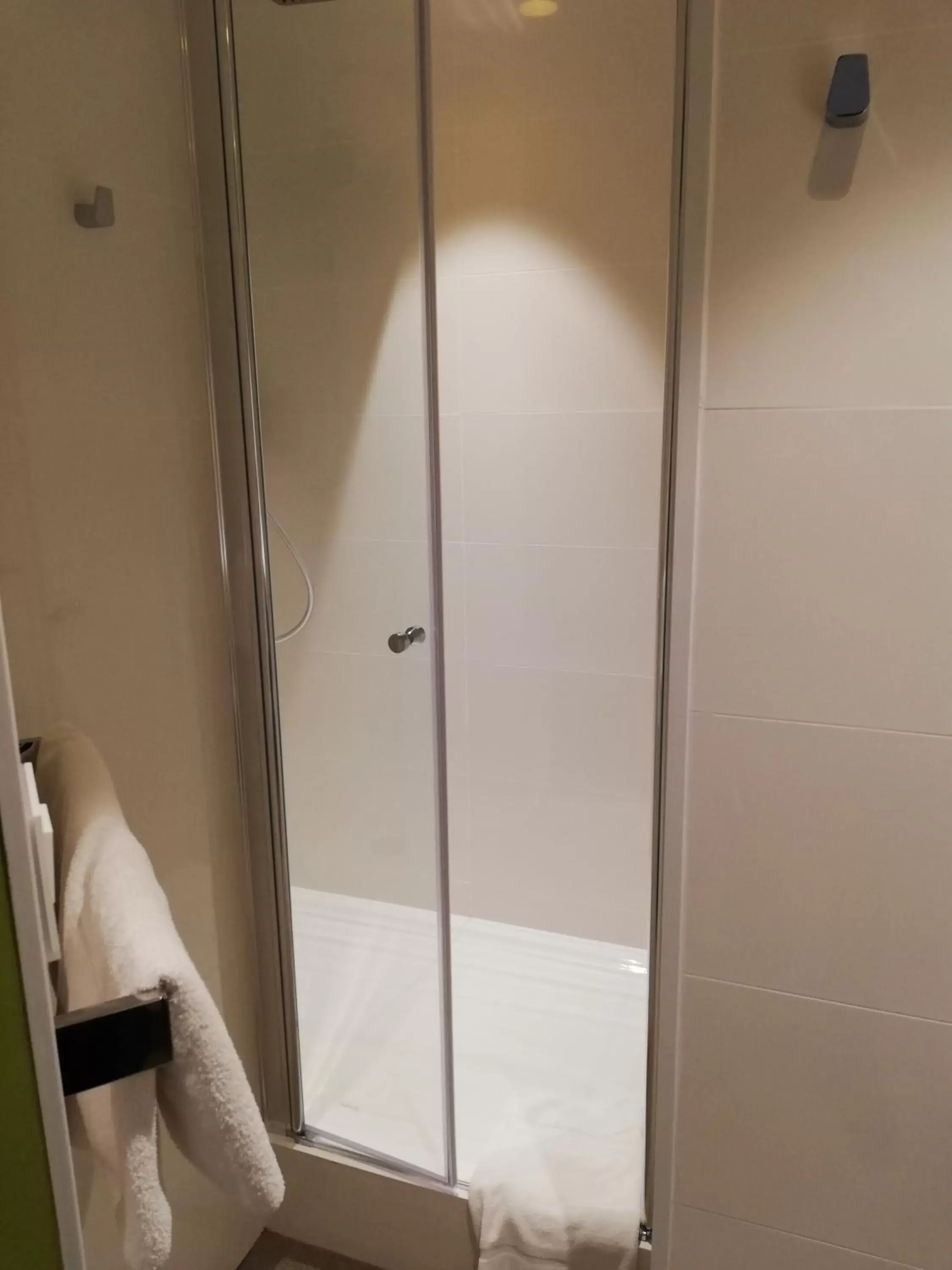 Shower, Bathroom in Le Kléber Hôtel