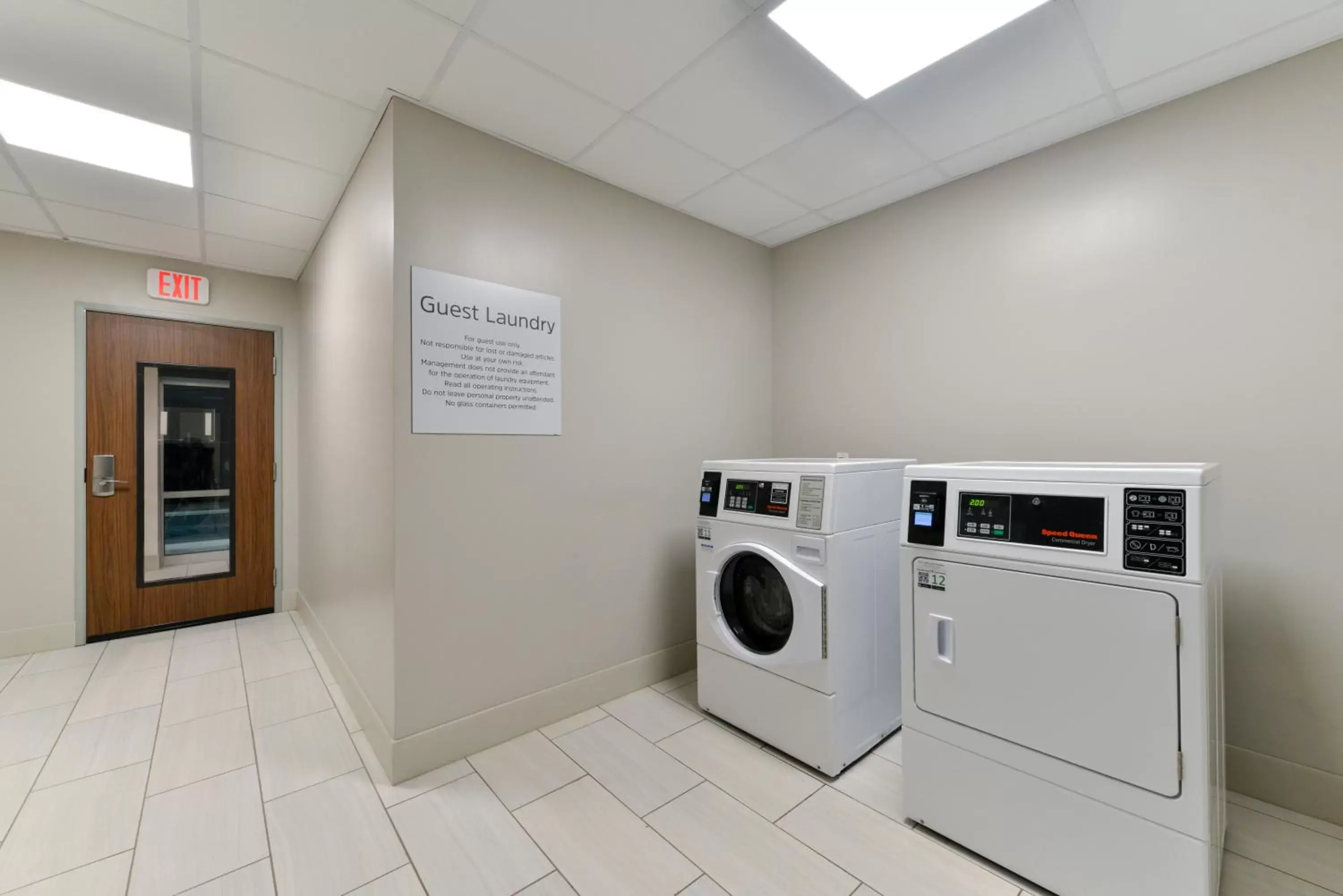 laundry, Kitchen/Kitchenette in Holiday Inn Express Orlando - South Park, an IHG Hotel