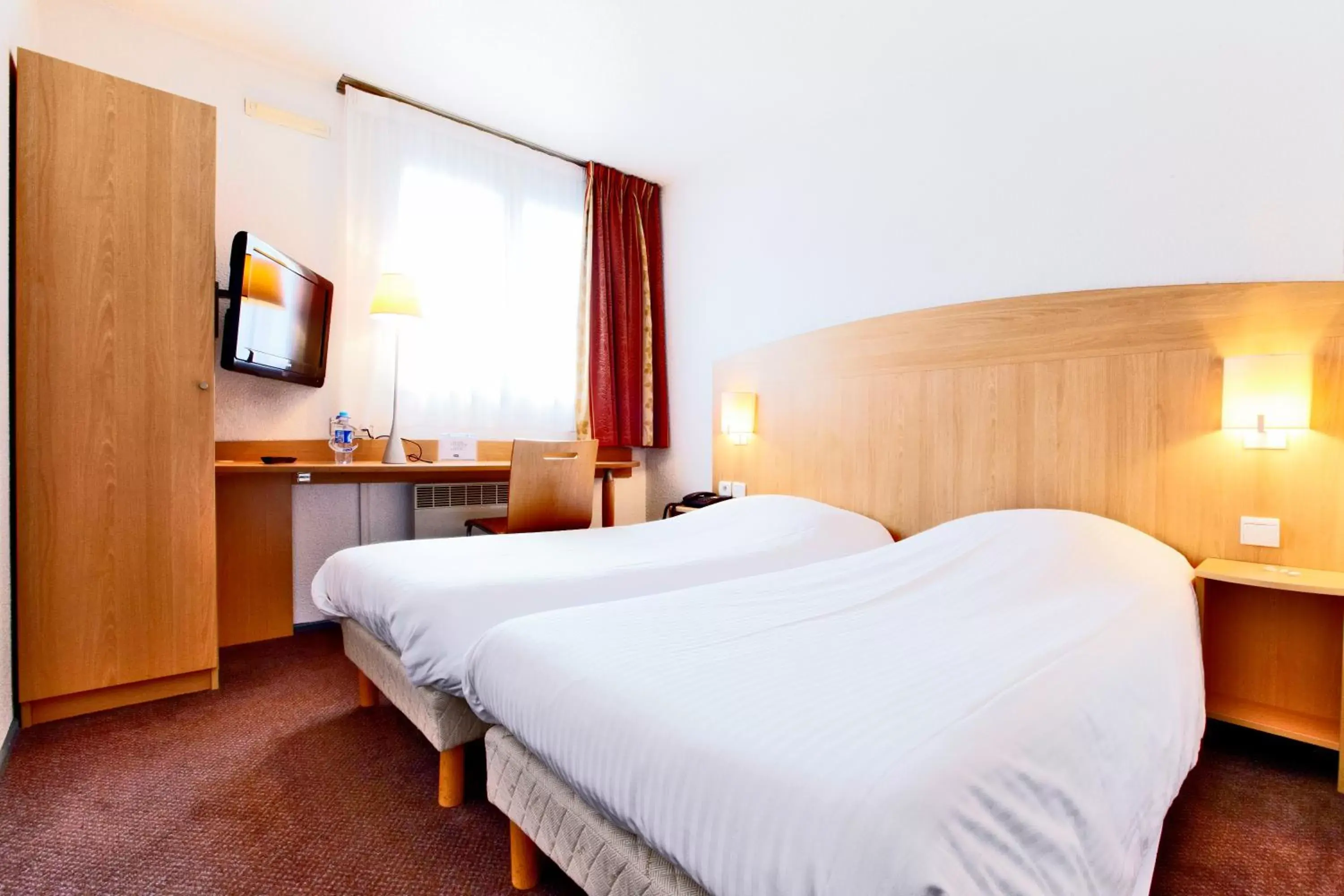 Photo of the whole room, Bed in Hôtel Restaurant Kyriad Mulhouse Nord Illzach Photo of the whole room, Bed in Hôtel Restaurant Kyriad Mulhouse Nord Illzach