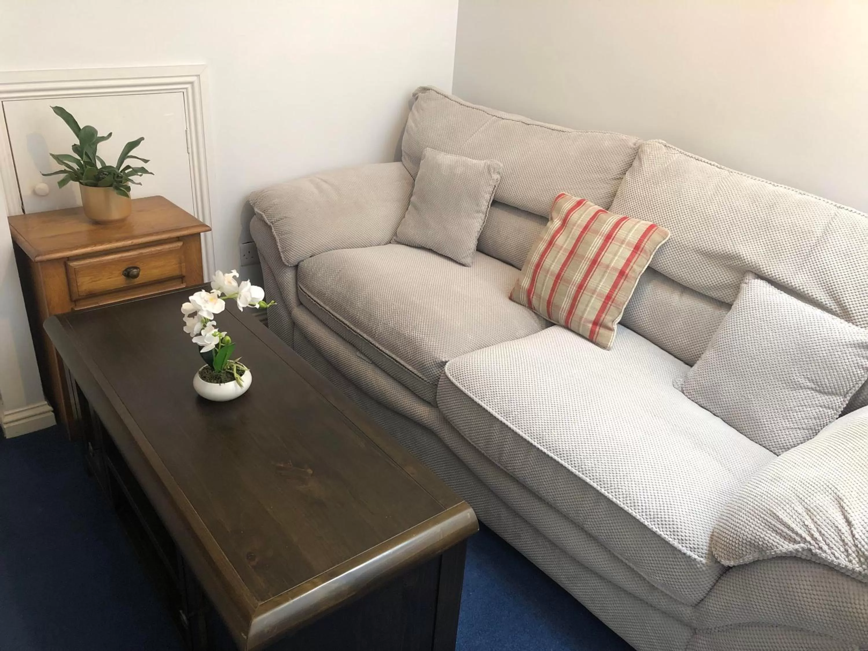 Seating Area in Railway Avenue Rooms