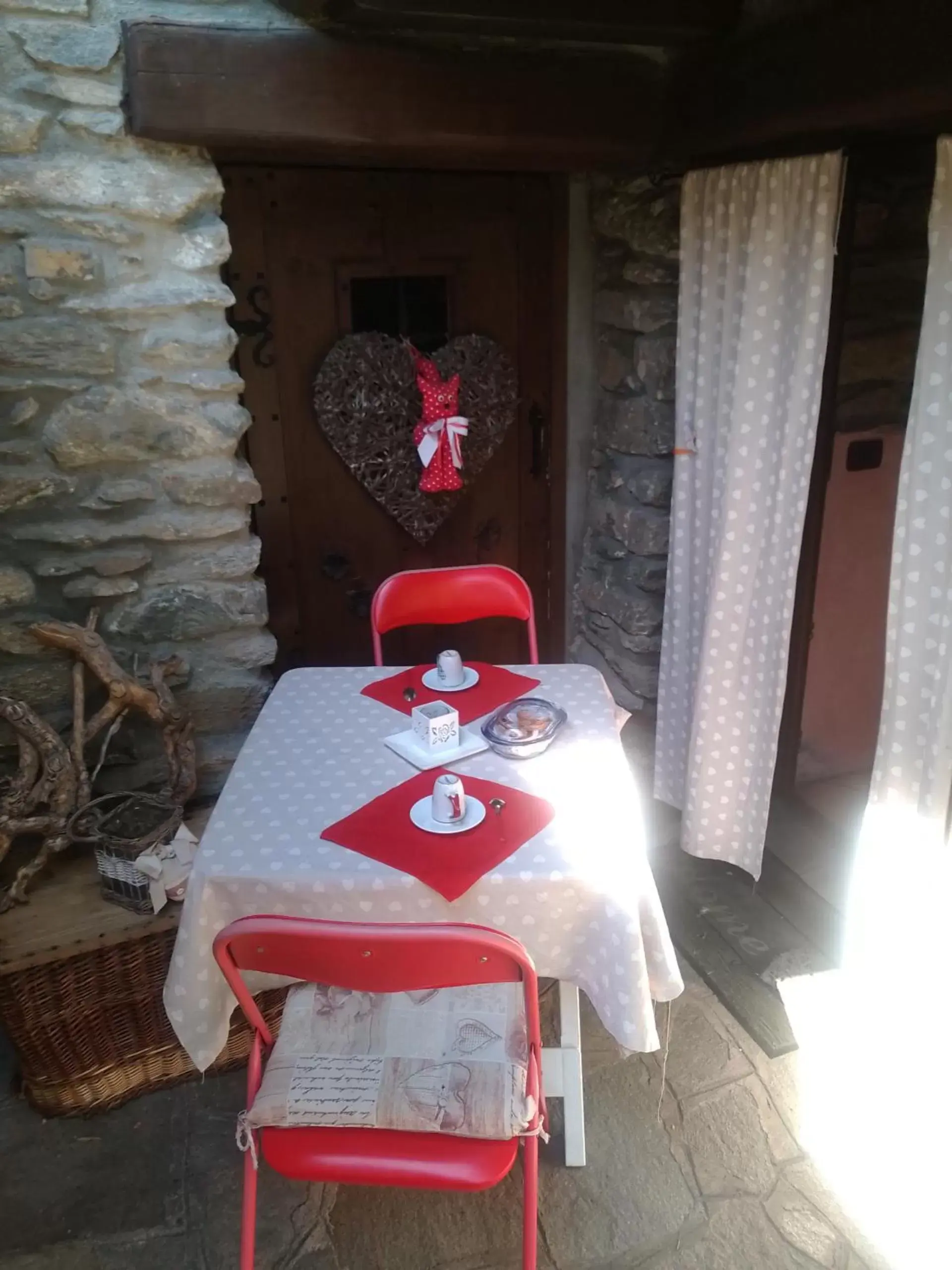 Dining Area in Camera matrimoniale in relax per 2 persone da Cinzia