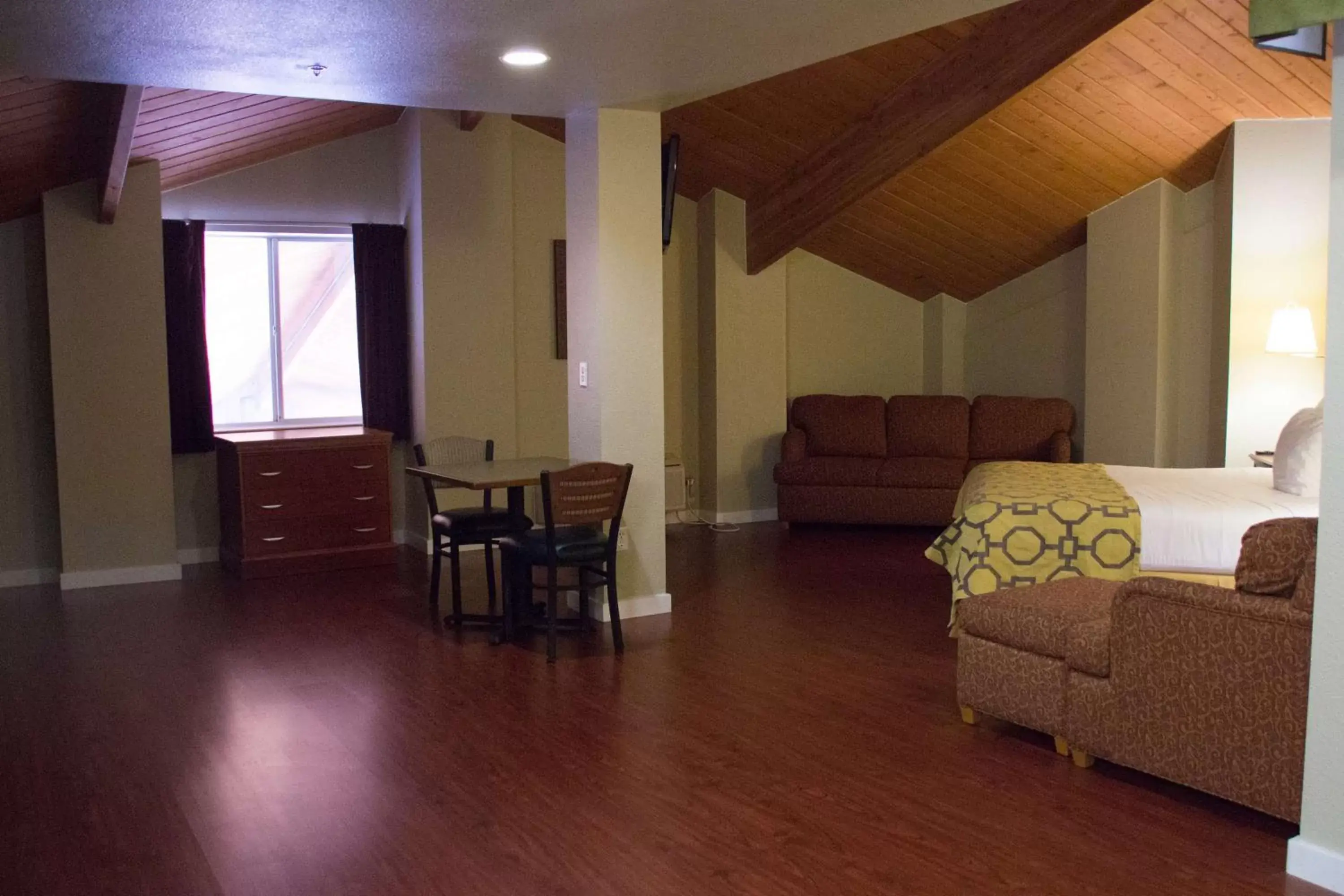 Photo of the whole room, Seating Area in Baymont by Wyndham Yreka