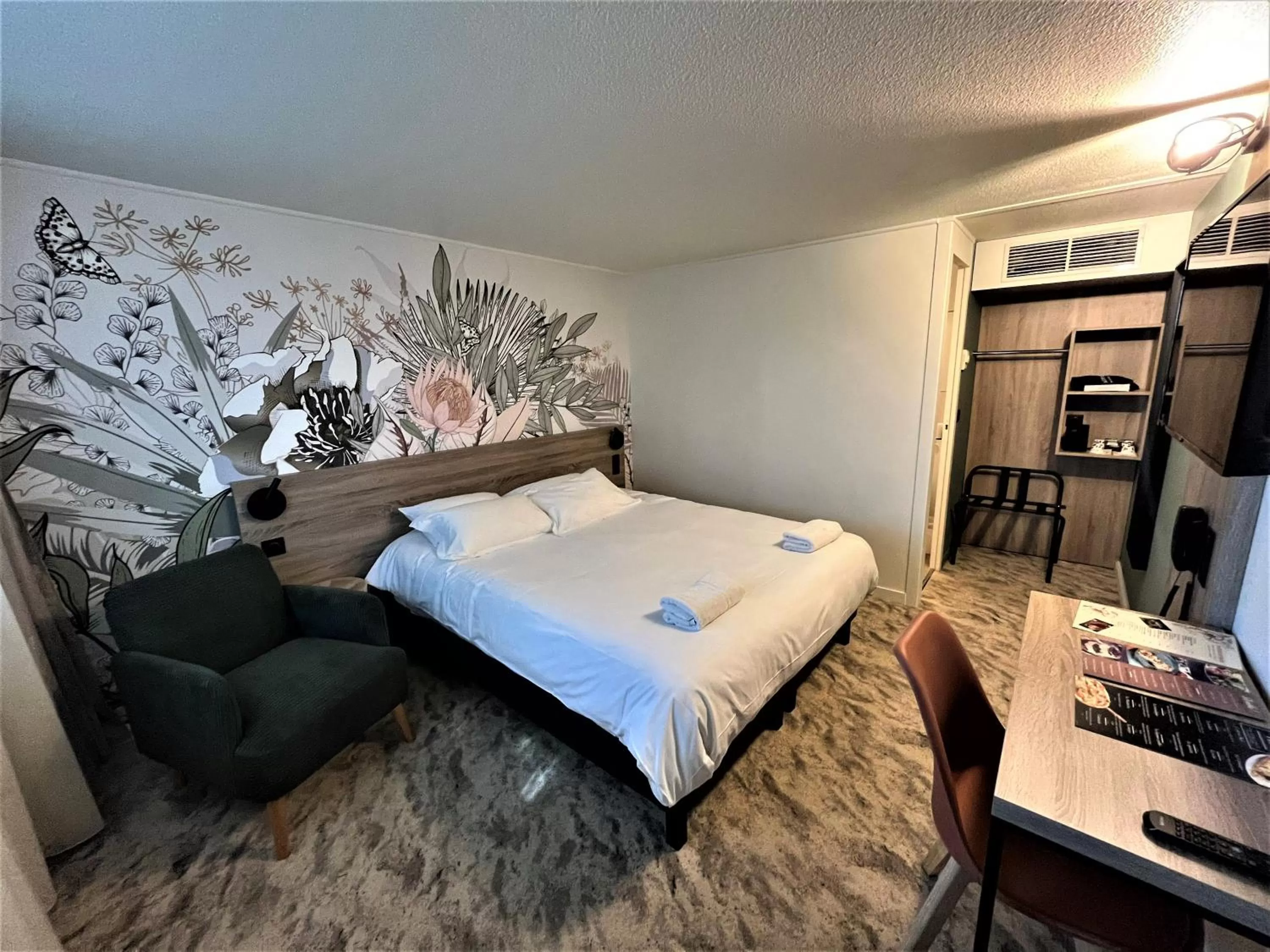 Bed in HÔTEL KYRIAD MARSEILLE - Vitrolles Aéroport