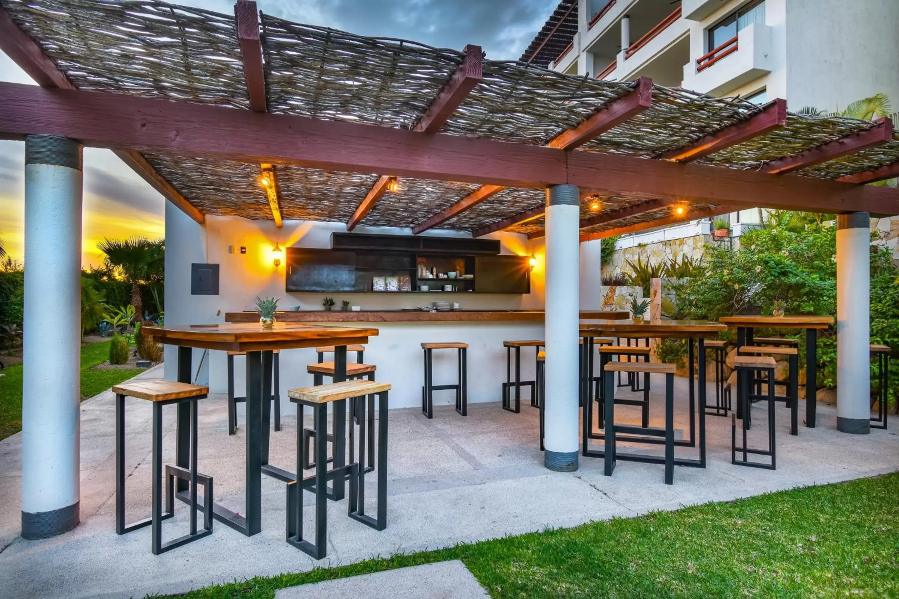 BBQ facilities, Lounge/Bar in Alegranza Luxury Resort - All Master Suite
