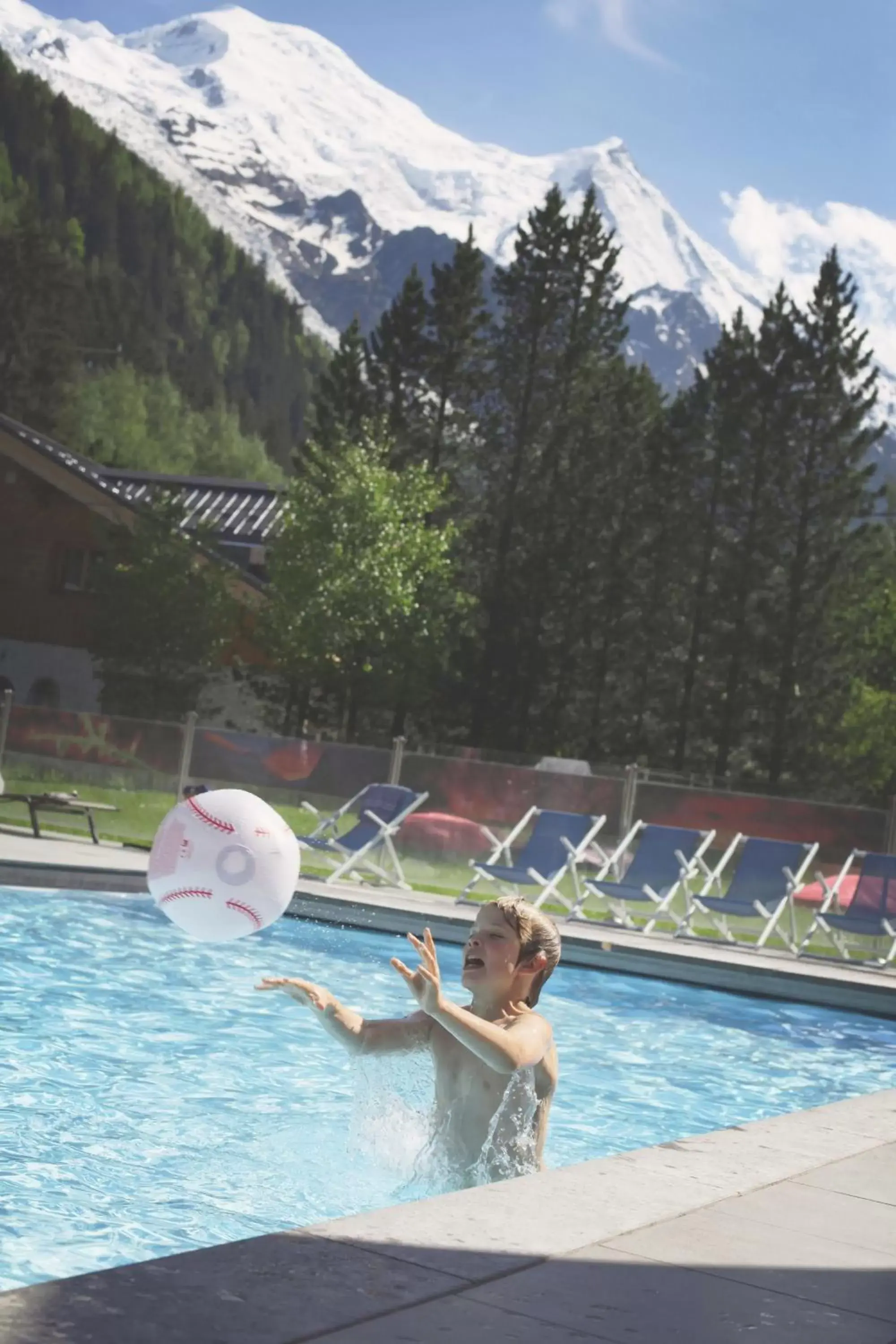 Summer, Swimming Pool in Hôtel Le Refuge des Aiglons