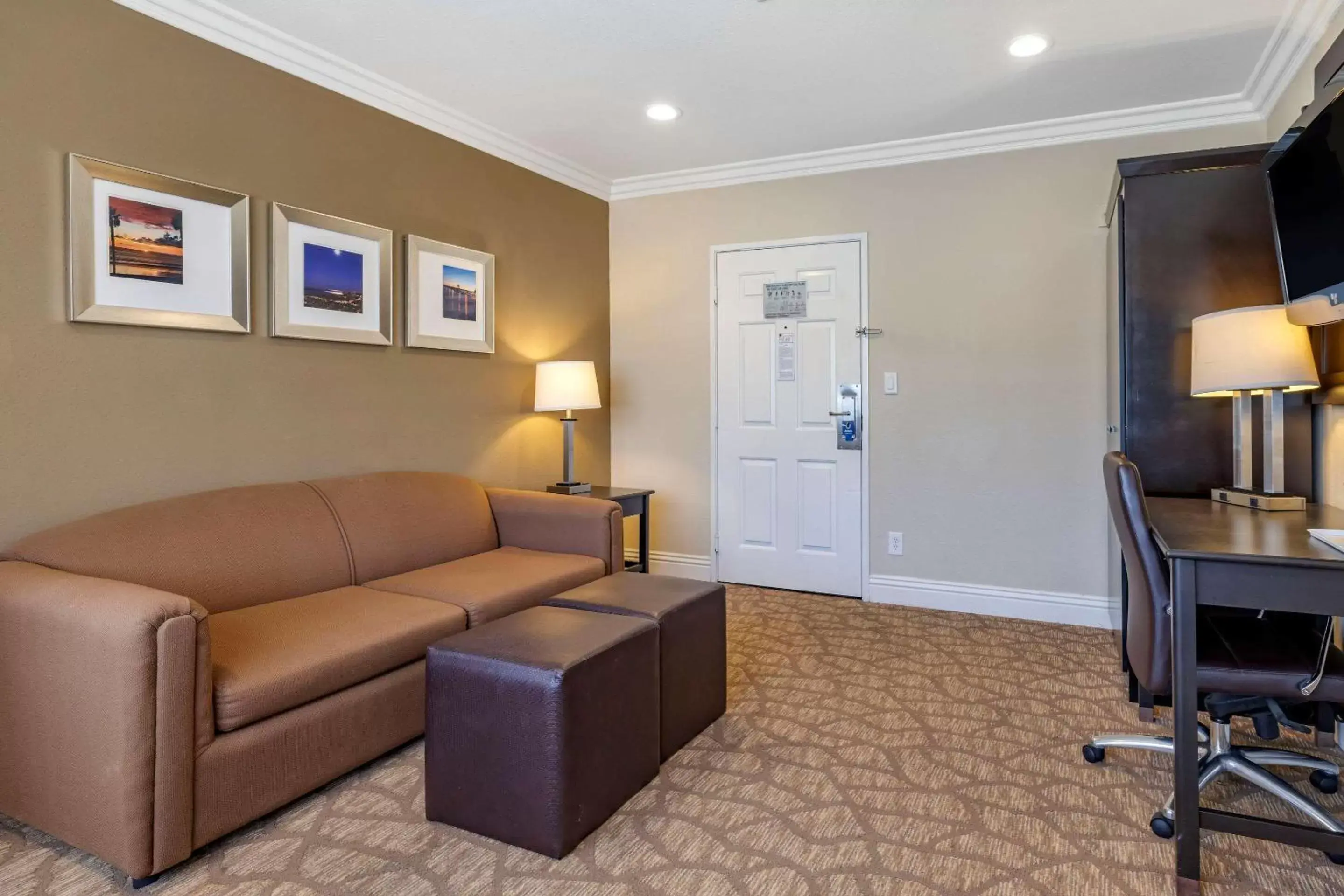 Photo of the whole room, Seating Area in Comfort Suites San Clemente Beach