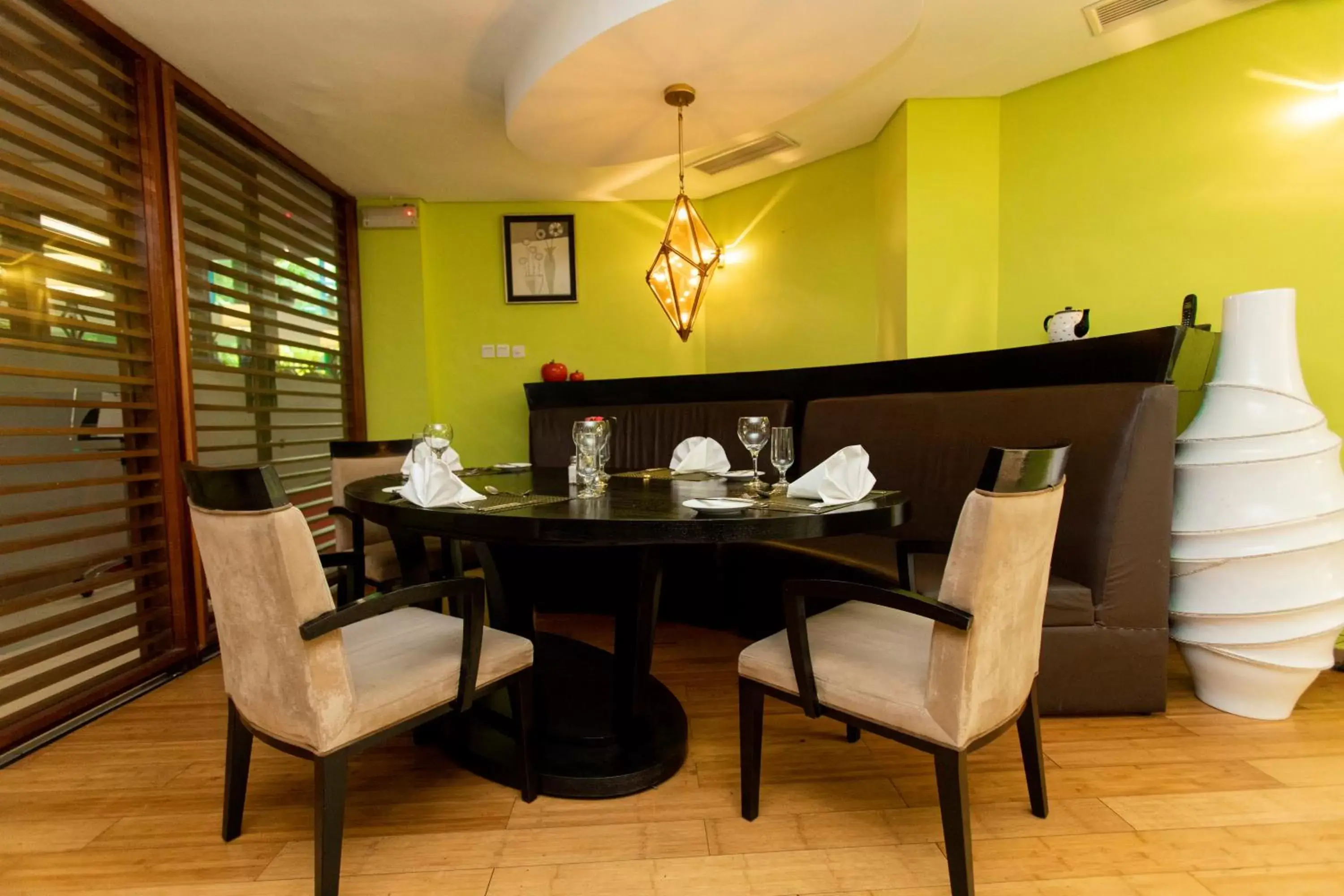 Restaurant/places to eat in Best Western Premier Accra Airport Hotel