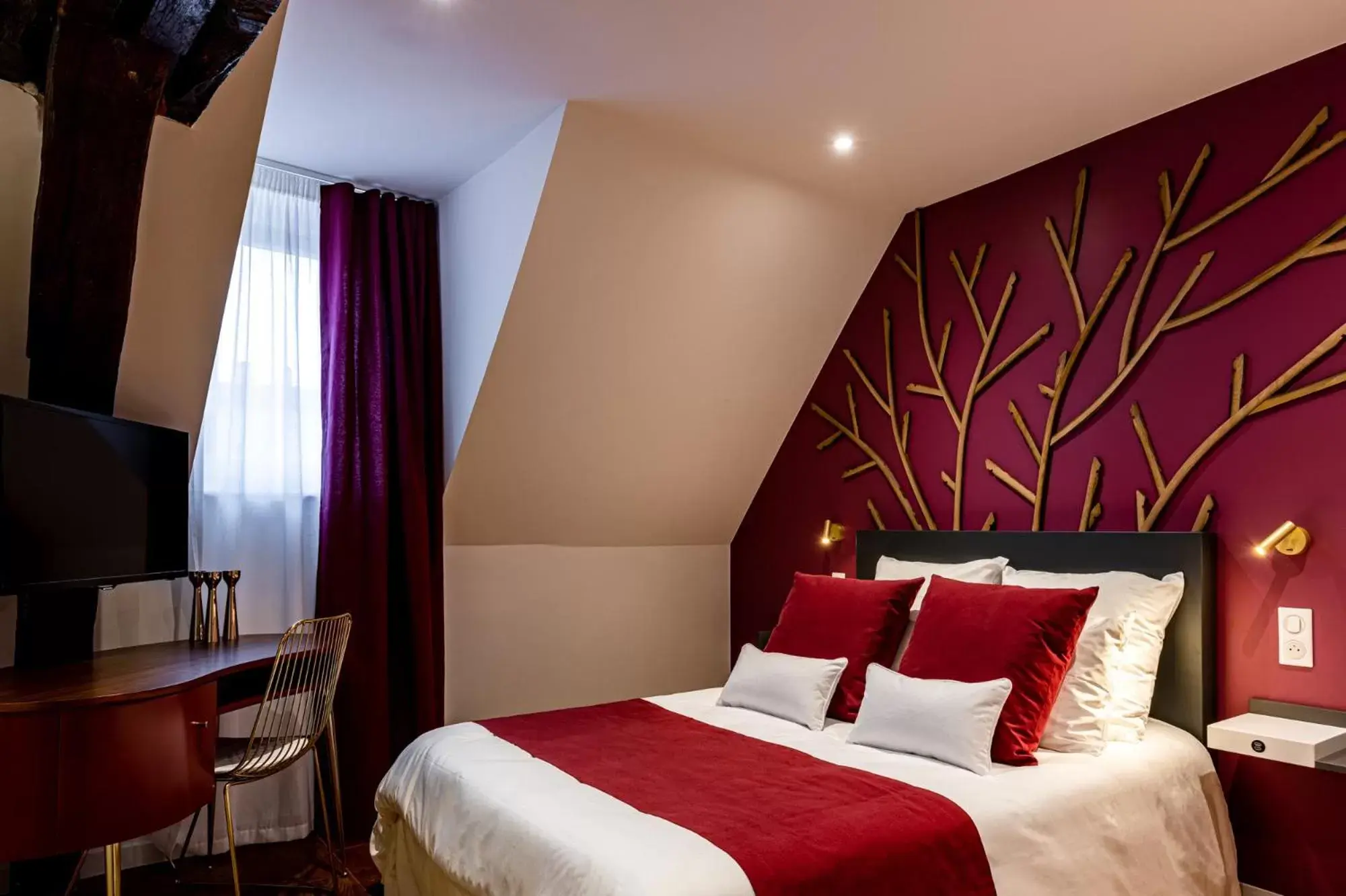 Bed in Hotel du Palais Dijon