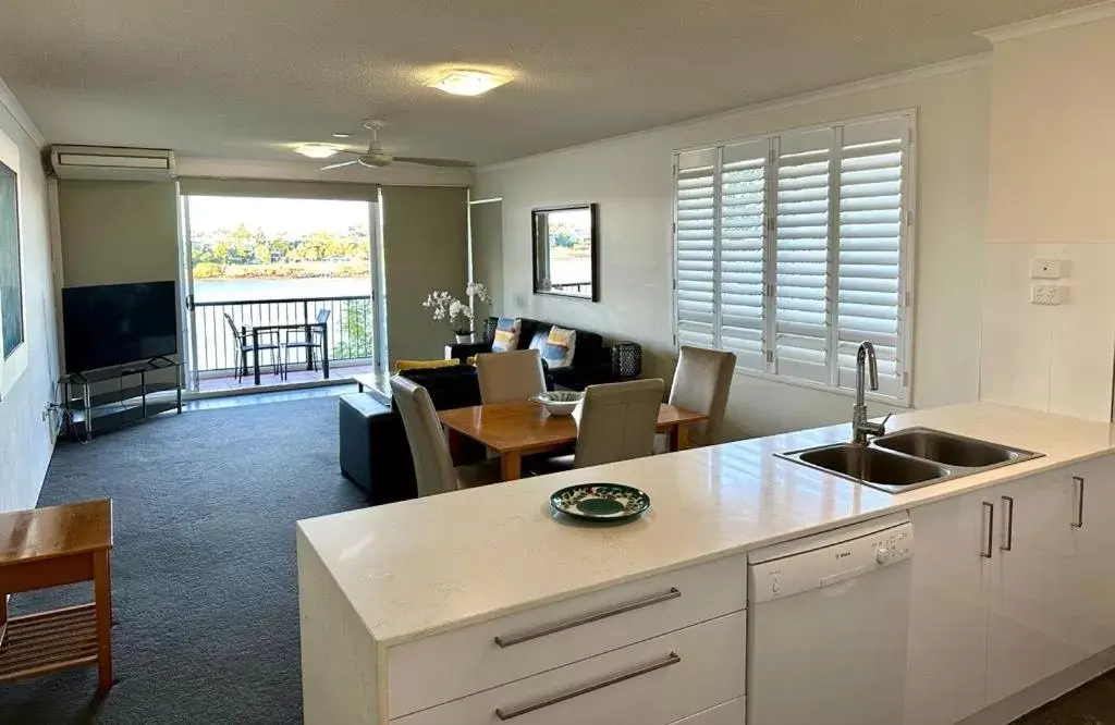 Living room, Kitchen/Kitchenette in Goldsborough Place Apartments