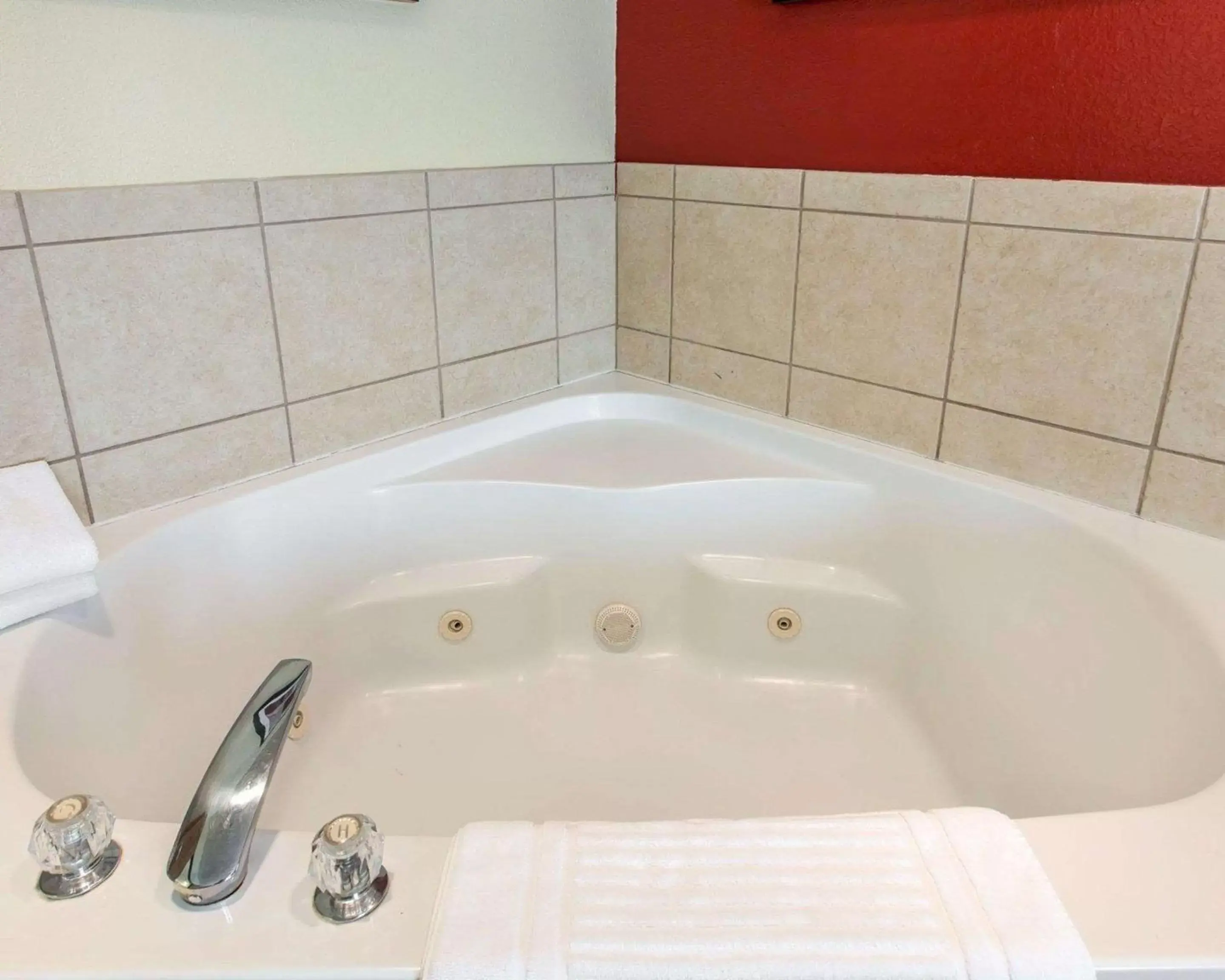 Hot Tub, Bathroom in Comfort Suites Palm Desert I-10