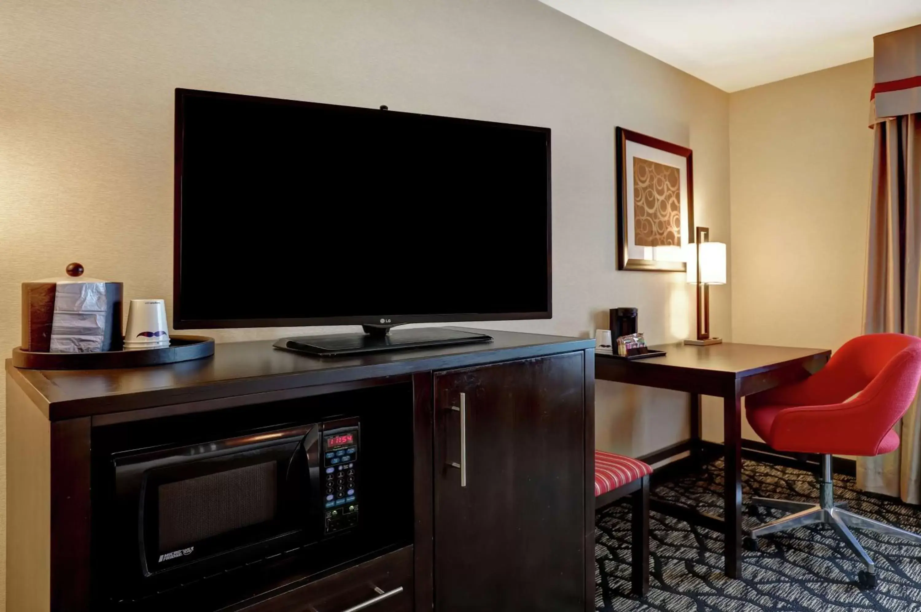 Bedroom, TV/Entertainment Center in Hampton Inn by Hilton Chilliwack