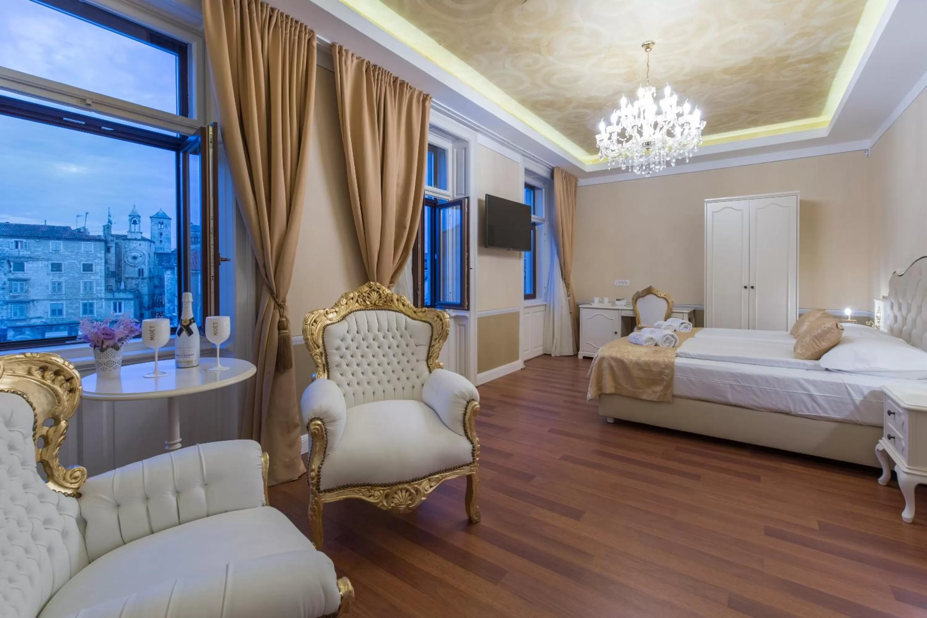 Communal lounge/ TV room, Bed in Central Square Heritage Hotel