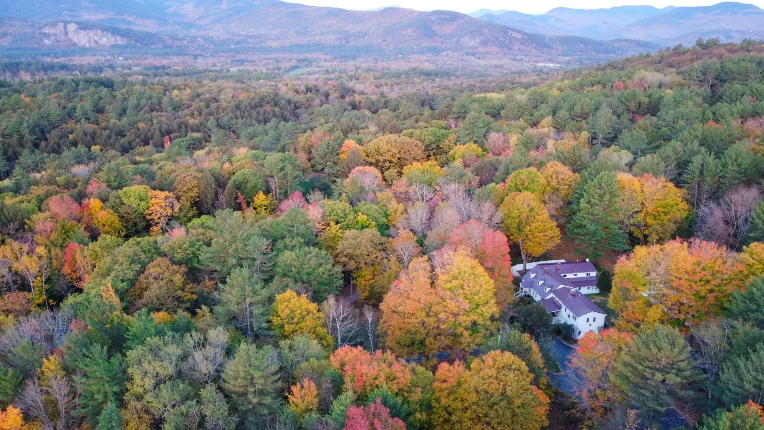 Property building, Bird's-eye View in Buttonwood Inn on Mount Surprise