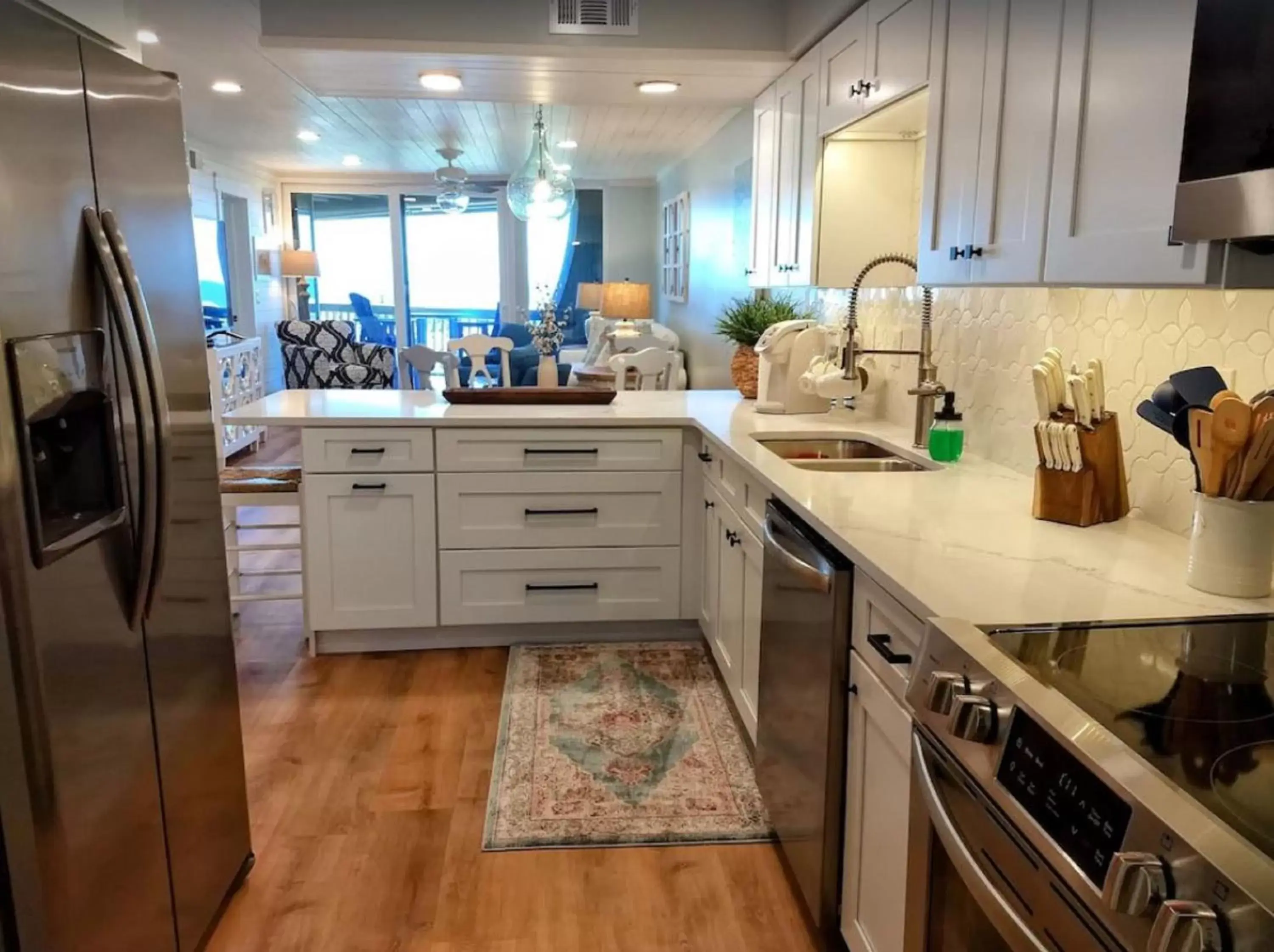 Kitchen/Kitchenette in Hibiscus Oceanfront Resort