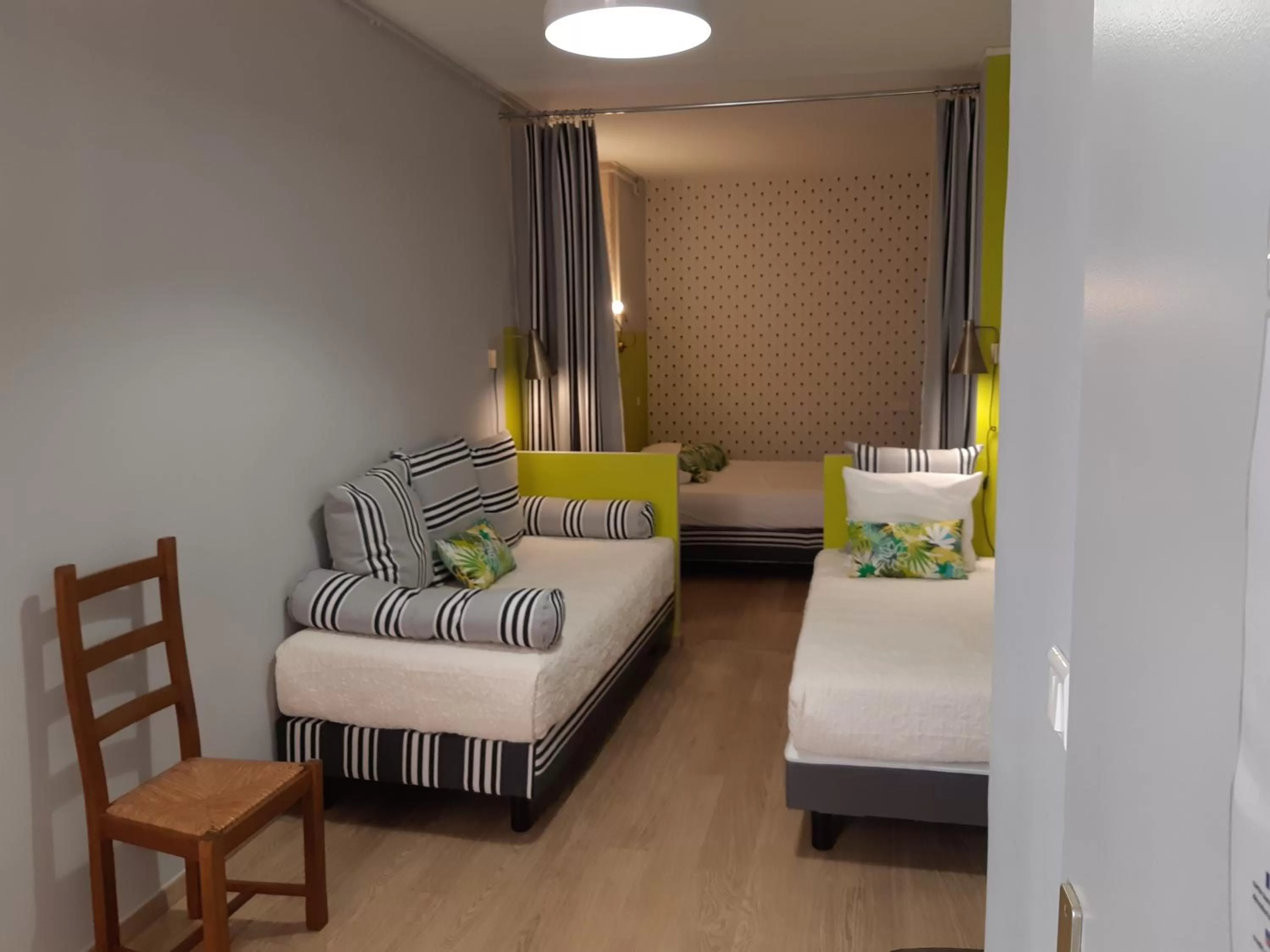 Family Room with Bath in Hôtel Des Arts, Artisanal et Indépendant