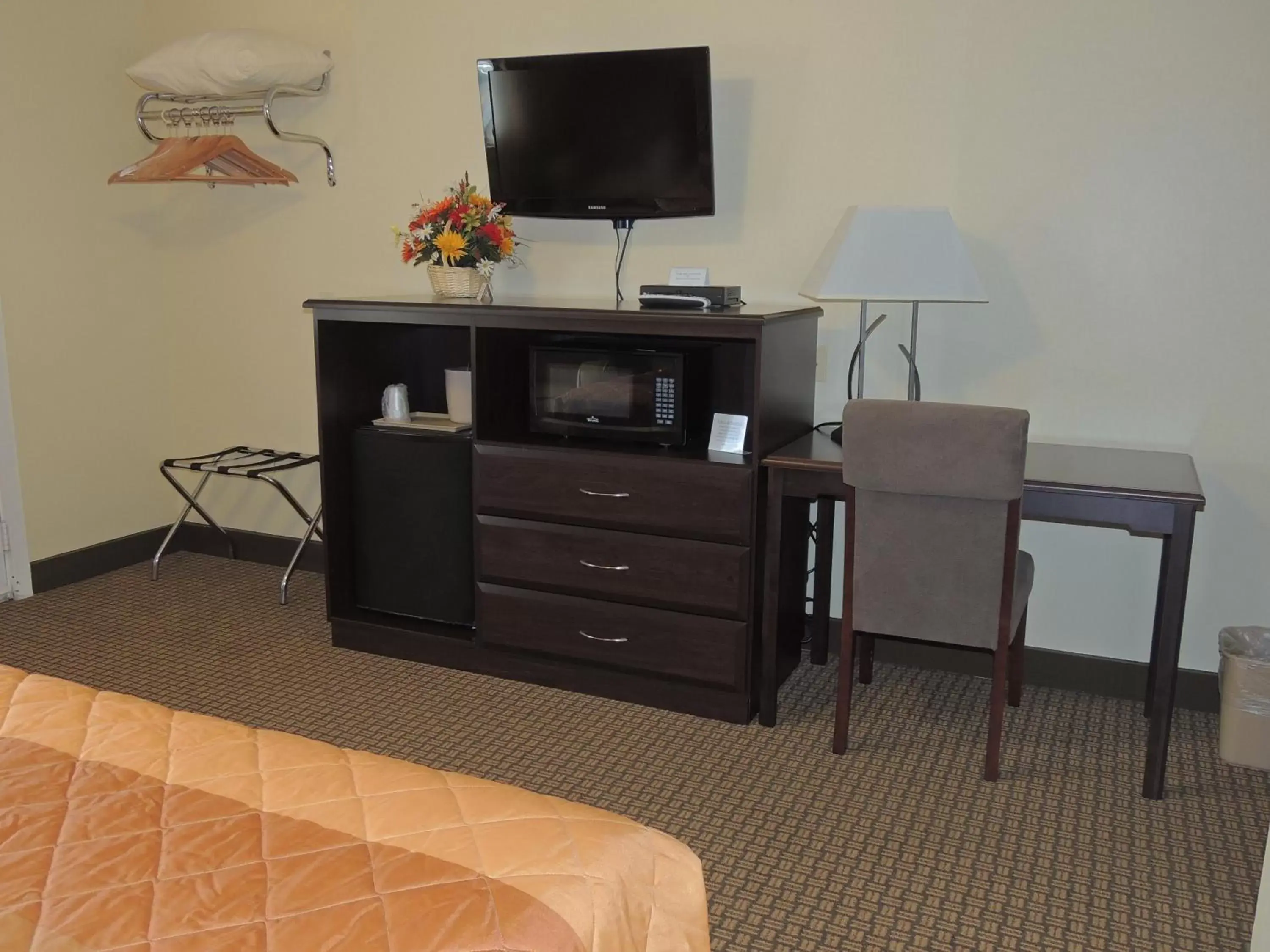 Photo of the whole room, TV/Entertainment Center in Stardust Motel