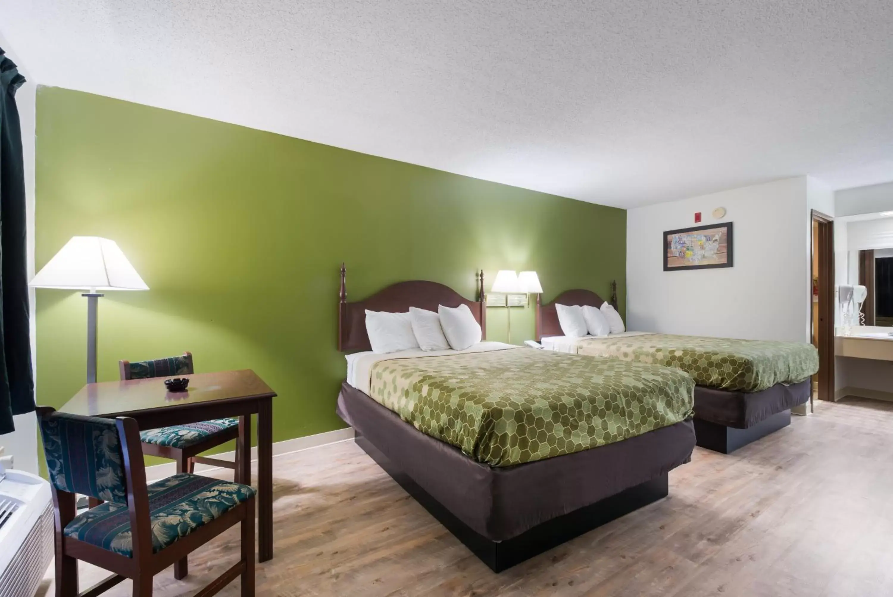 Photo of the whole room, Bed in Econo Lodge Inn And Suites East