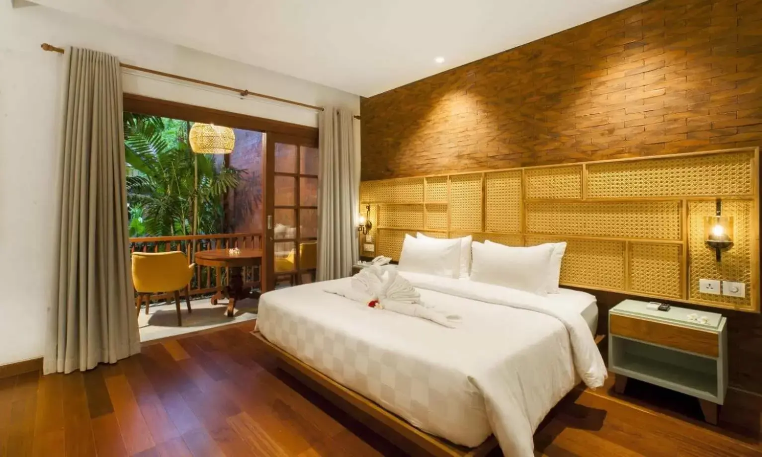 Photo of the whole room, Bed in Fourteen Roses Boutique Hotel, Kuta