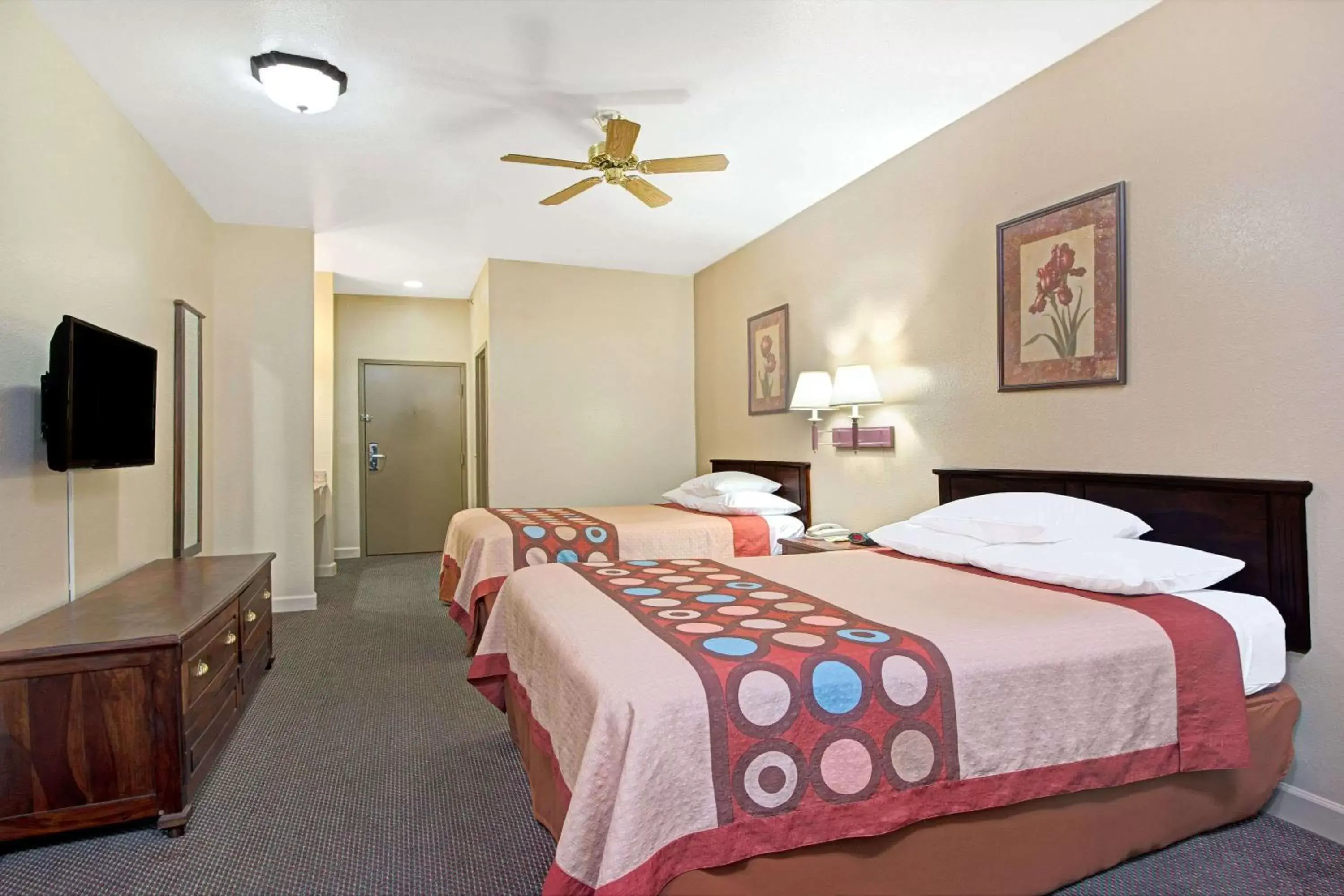 Photo of the whole room, Bed in Super 8 by Wyndham St. Louis Airport