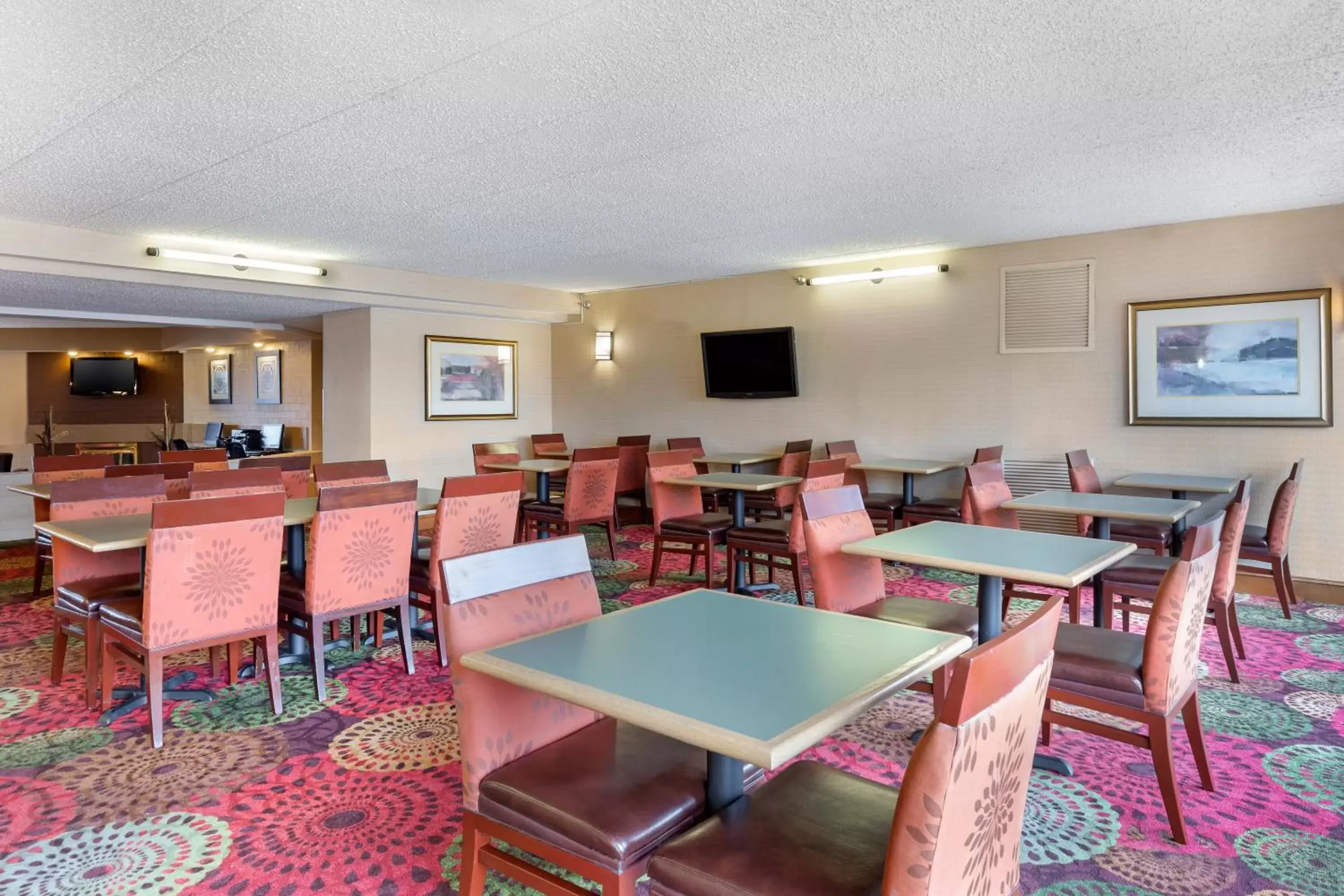 Breakfast, Restaurant/Places to Eat in Holiday Inn Express Chicago-Downers Grove, an IHG Hotel